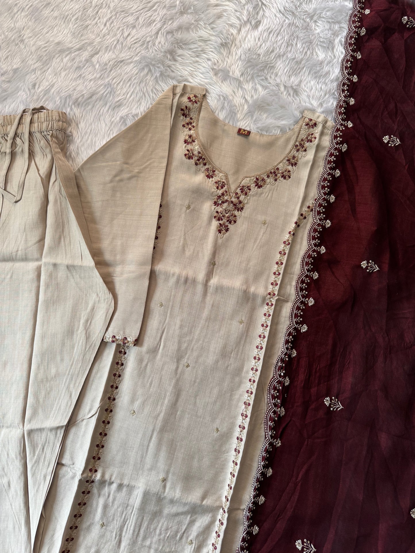 MD-153 Colour contrast article with embroidery thread work