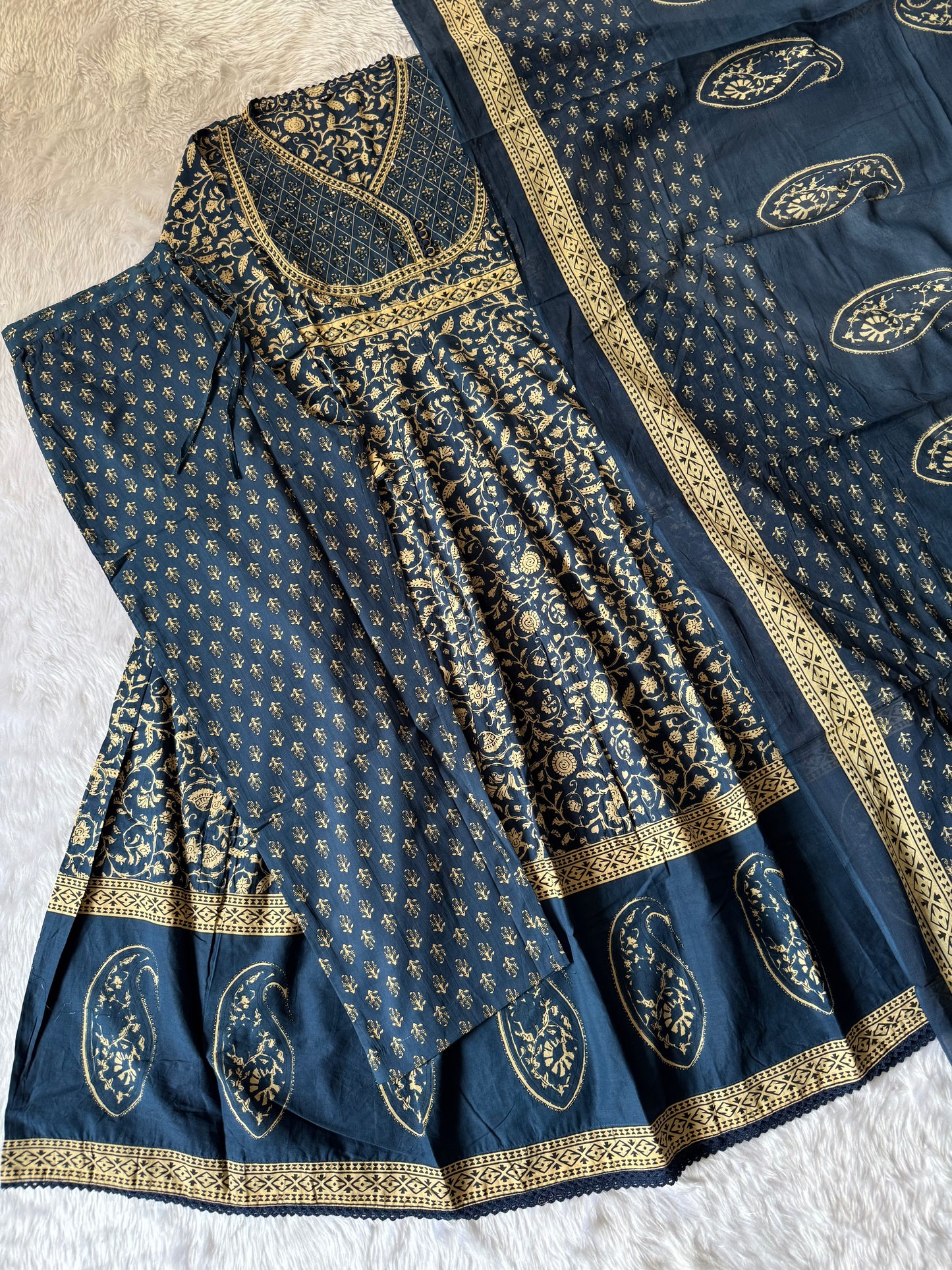 MD-183 elegance meets timeless tradition 🌺✨
This beautifully printed suit set features intricate floral and paisley motifs with delicate gota-inspired borders — perfect for festive gatherings or a graceful day look.