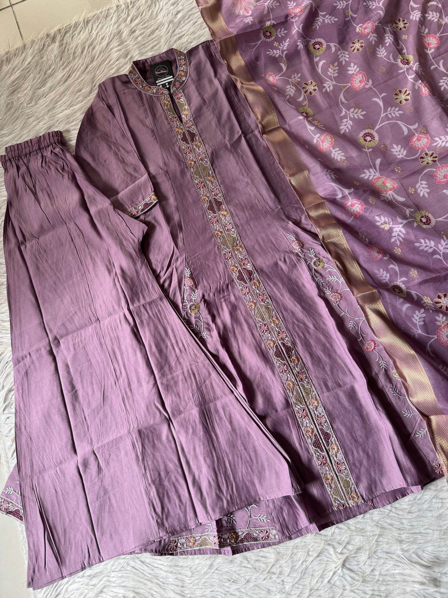 MD-200 A charming mauve kurta set adorned with intricate embroidery and a beautifully woven floral dupatta — perfect for elegant celebrations and timeless style.