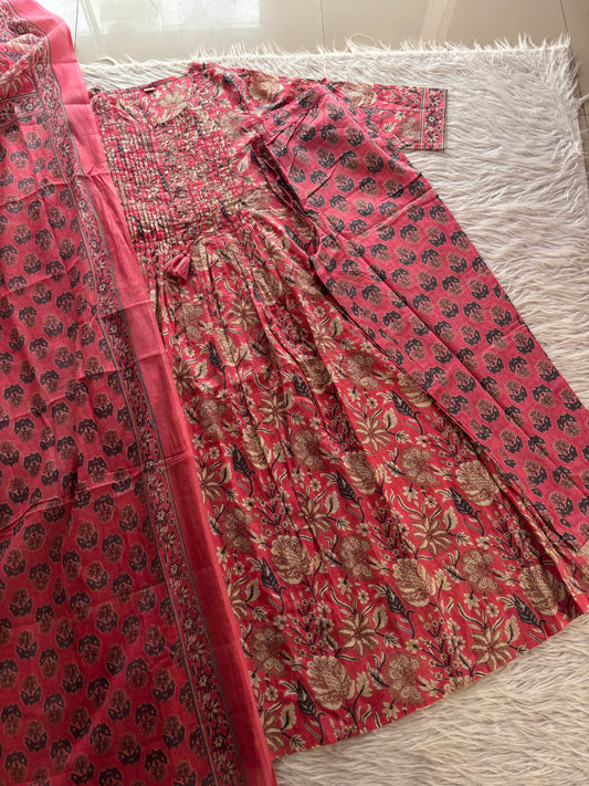 MD-250 Embrace the timeless charm of florals. This mustard yellow suit set features intricate patterns and delicate lace detailing—perfect for making a graceful statement. ✨