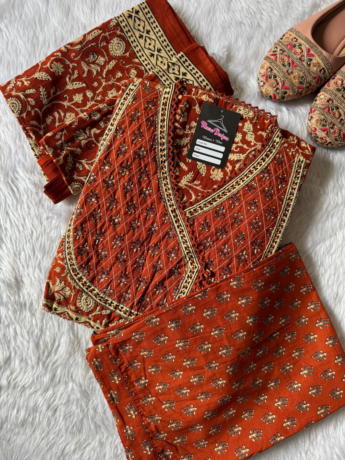 MD-183 elegance meets timeless tradition 🌺✨
This beautifully printed suit set features intricate floral and paisley motifs with delicate gota-inspired borders — perfect for festive gatherings or a graceful day look.