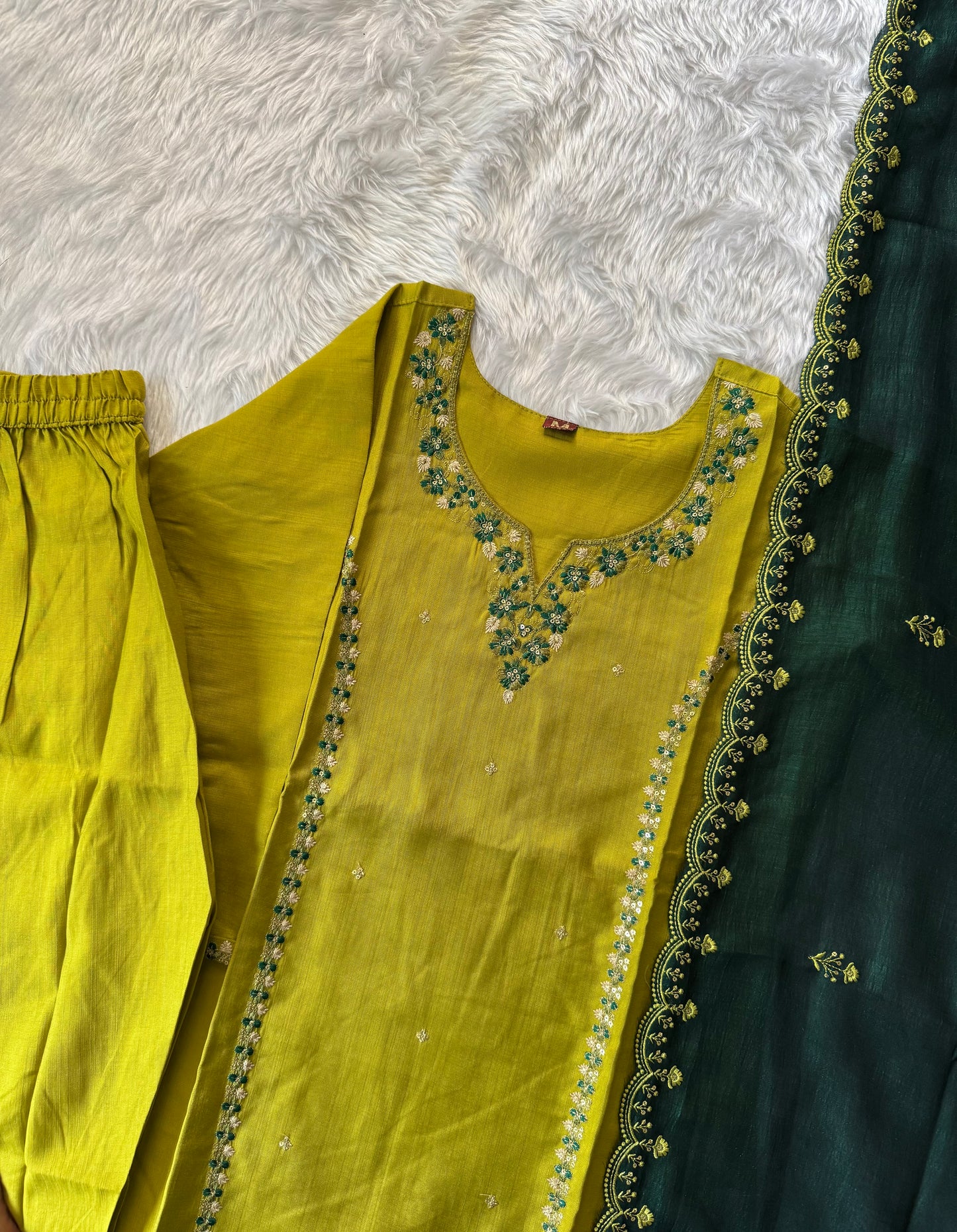 MD-154 Colour contrast article with embroidery thread work