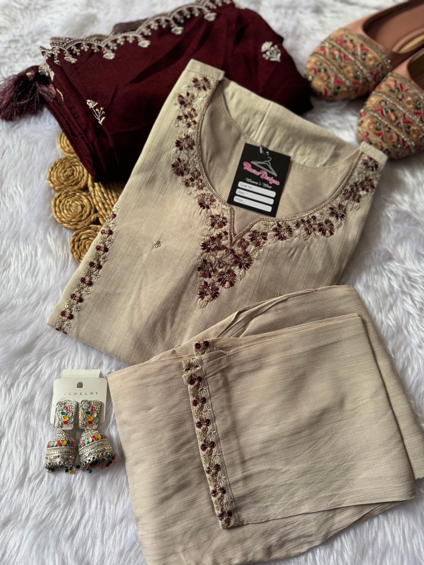 MD-153 Colour contrast article with embroidery thread work