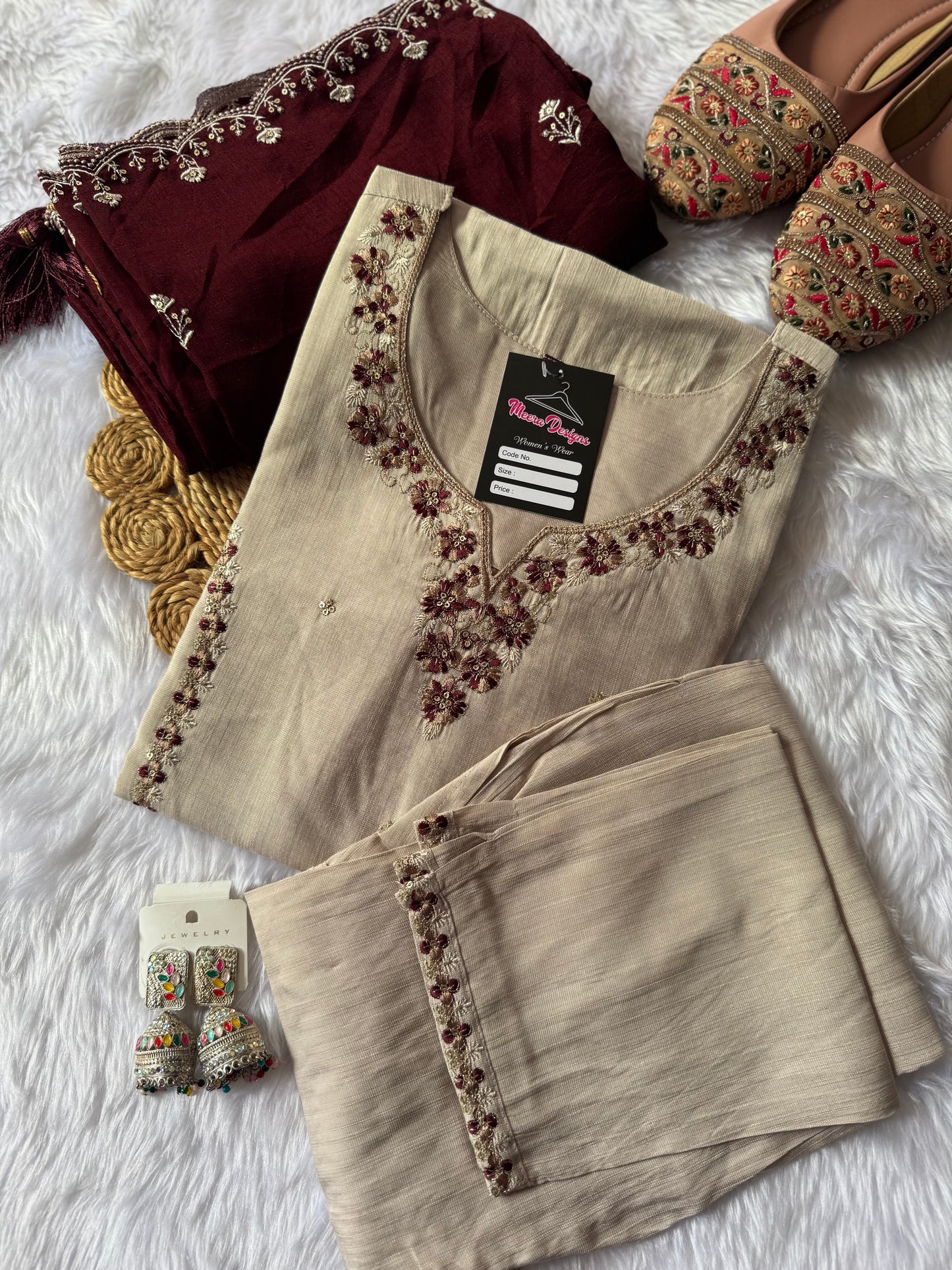 MD-153 Colour contrast article with embroidery thread work