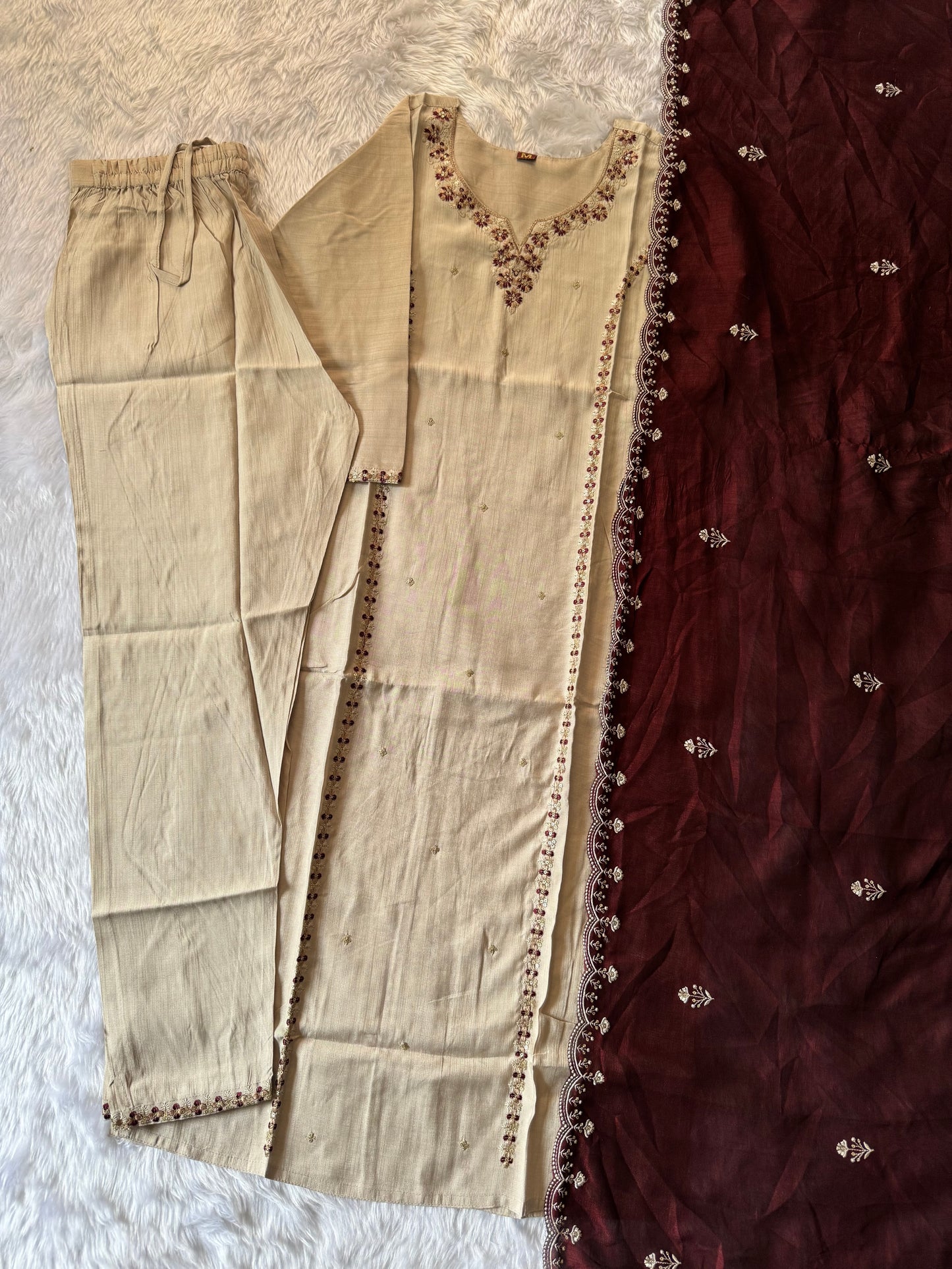 MD-153 Colour contrast article with embroidery thread work