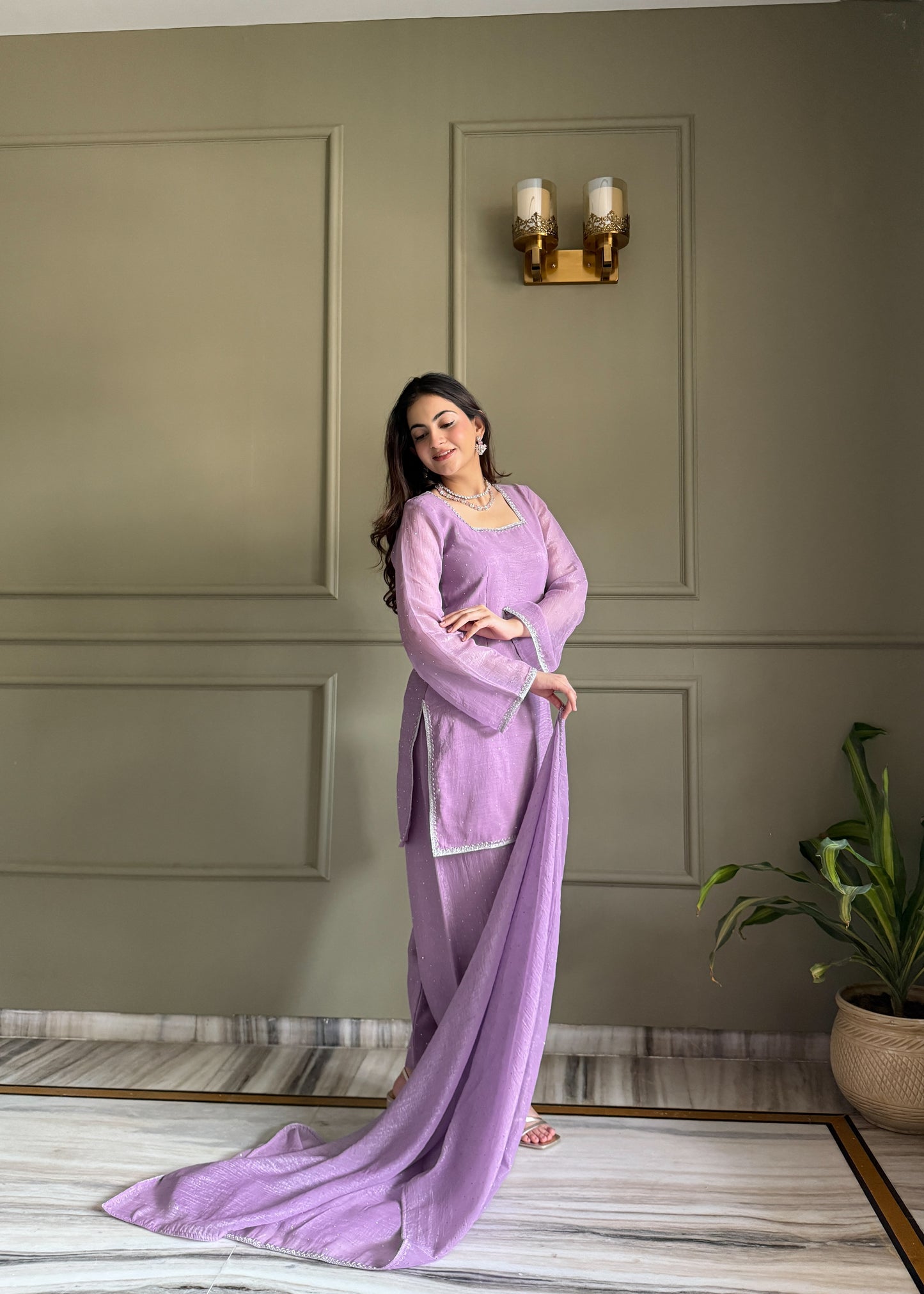 MD-240 Soft glam in every thread đâ¨
A breezy ensemble with delicate shimmerâperfect for effortless elegance and festive charm.