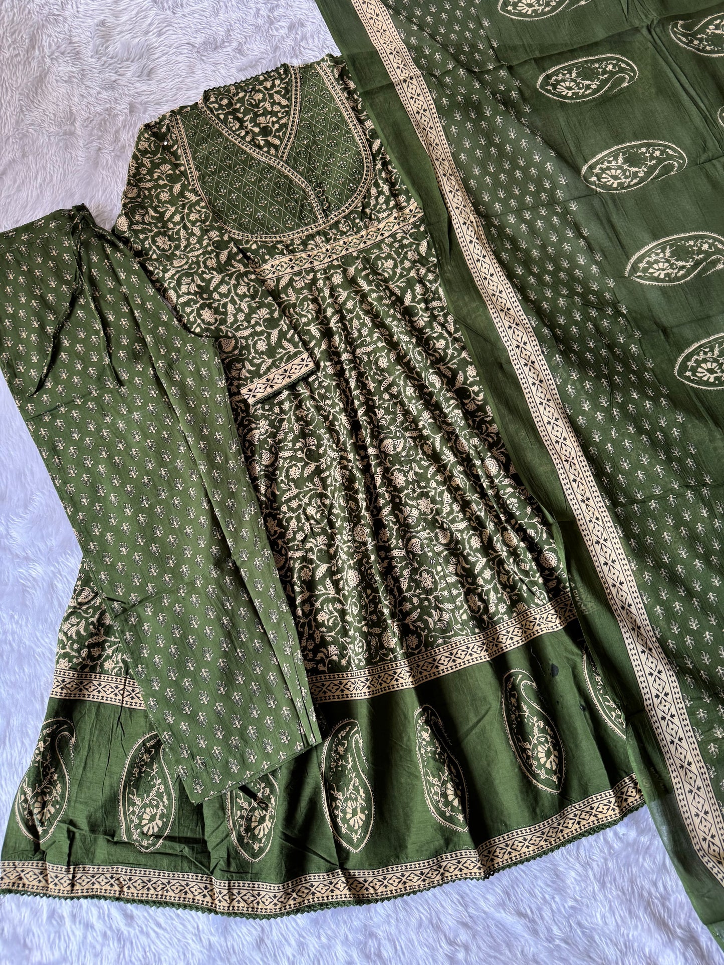 MD-183 elegance meets timeless tradition 🌺✨
This beautifully printed suit set features intricate floral and paisley motifs with delicate gota-inspired borders — perfect for festive gatherings or a graceful day look.