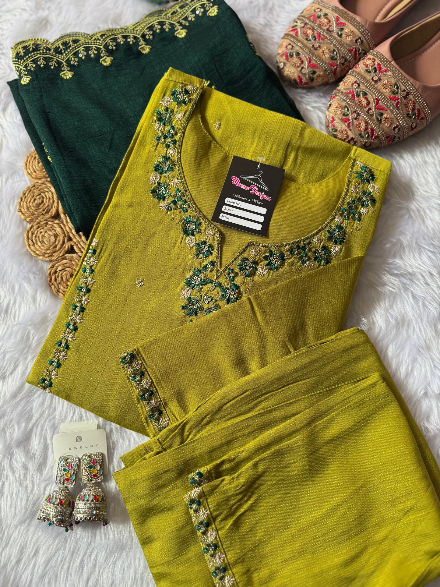 MD-154 Colour contrast article with embroidery thread work