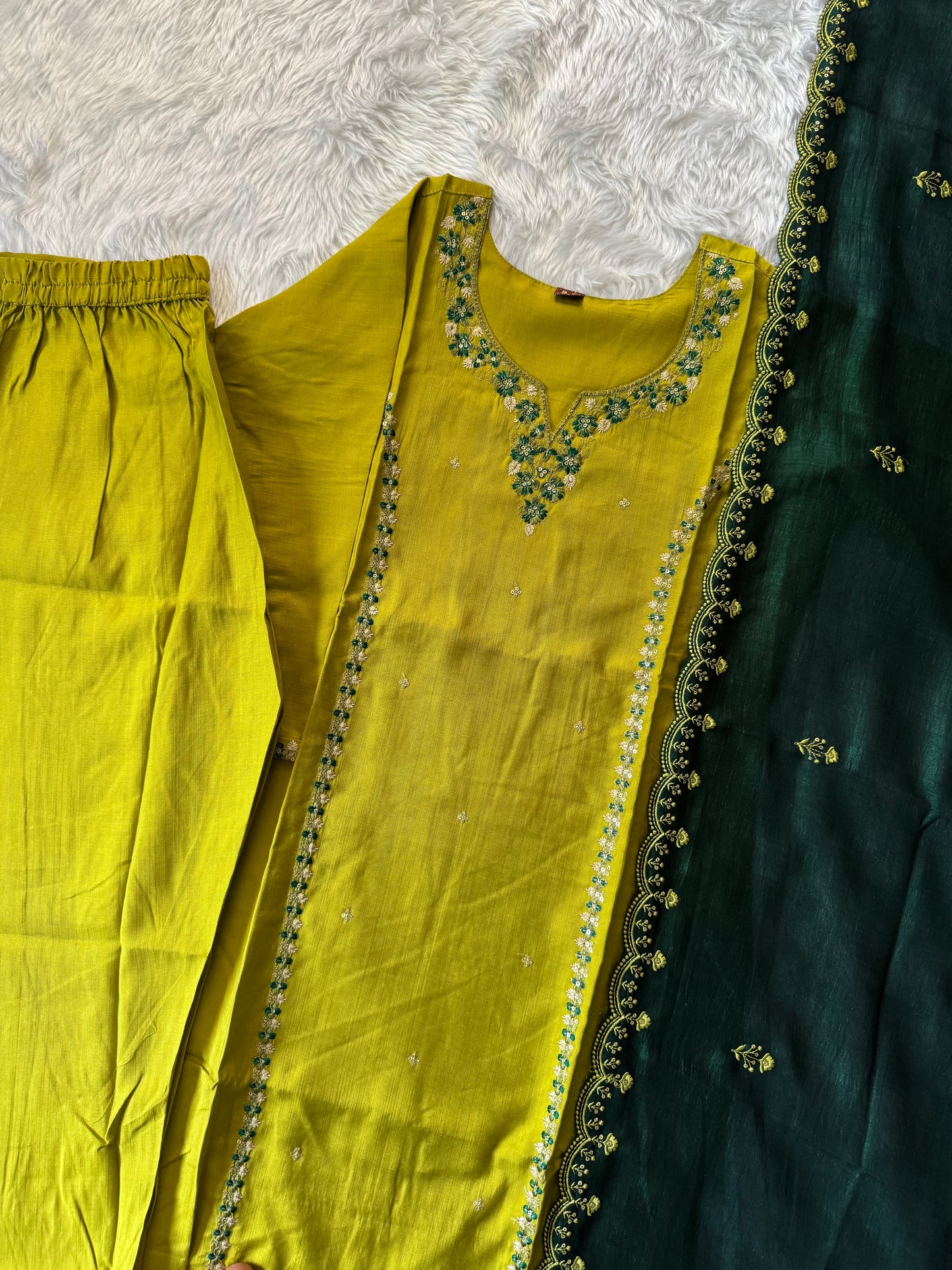 MD-154 Colour contrast article with embroidery thread work