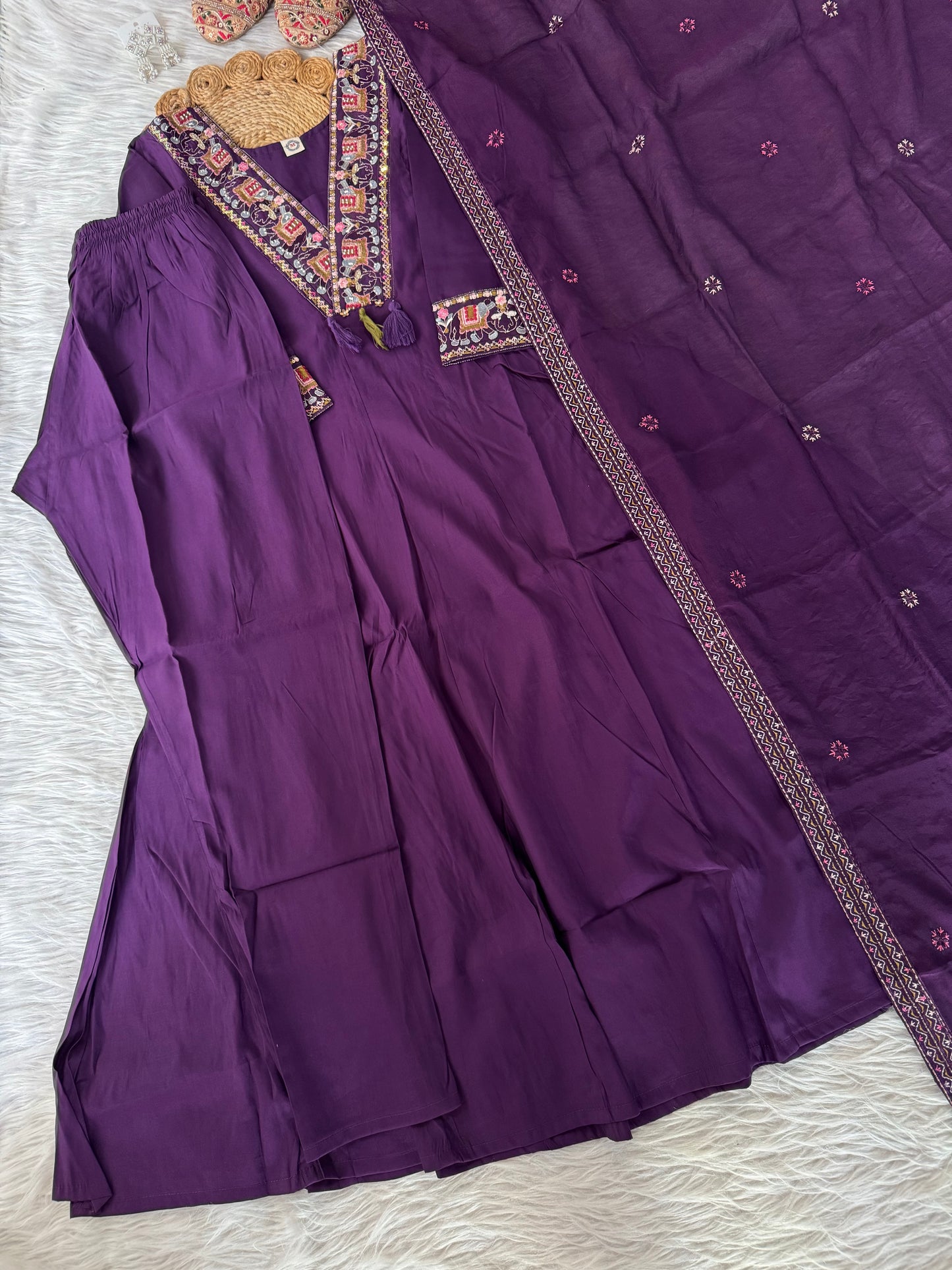 MD-199 A touch of tradition, a splash of elegance ✨
This ethnic set with intricate mirror and thread embroidery is a celebration of craftsmanship. Paired with matching juttis and statement earrings — perfect for festive charm and cultural flai