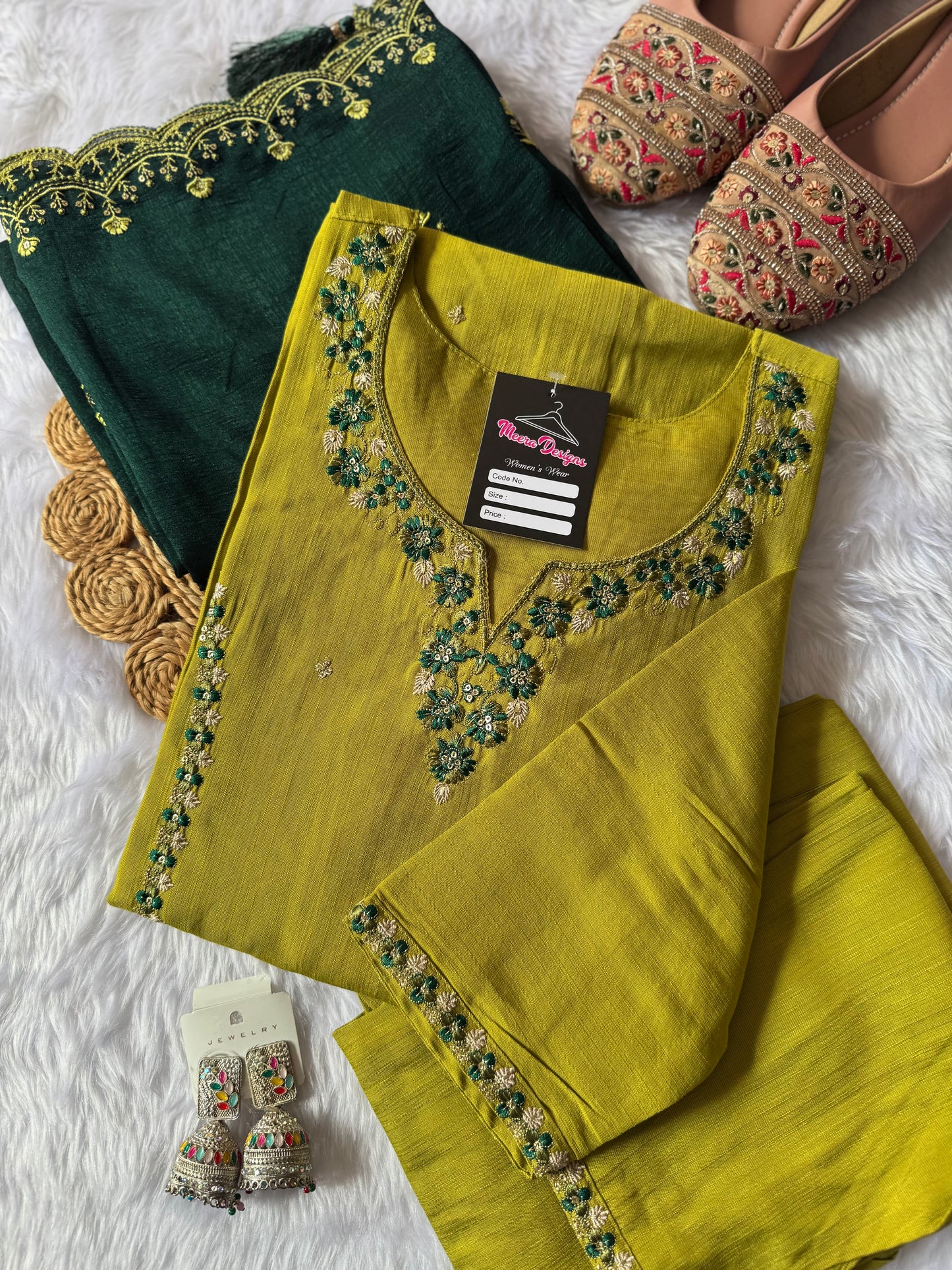 MD-154 Colour contrast article with embroidery thread work