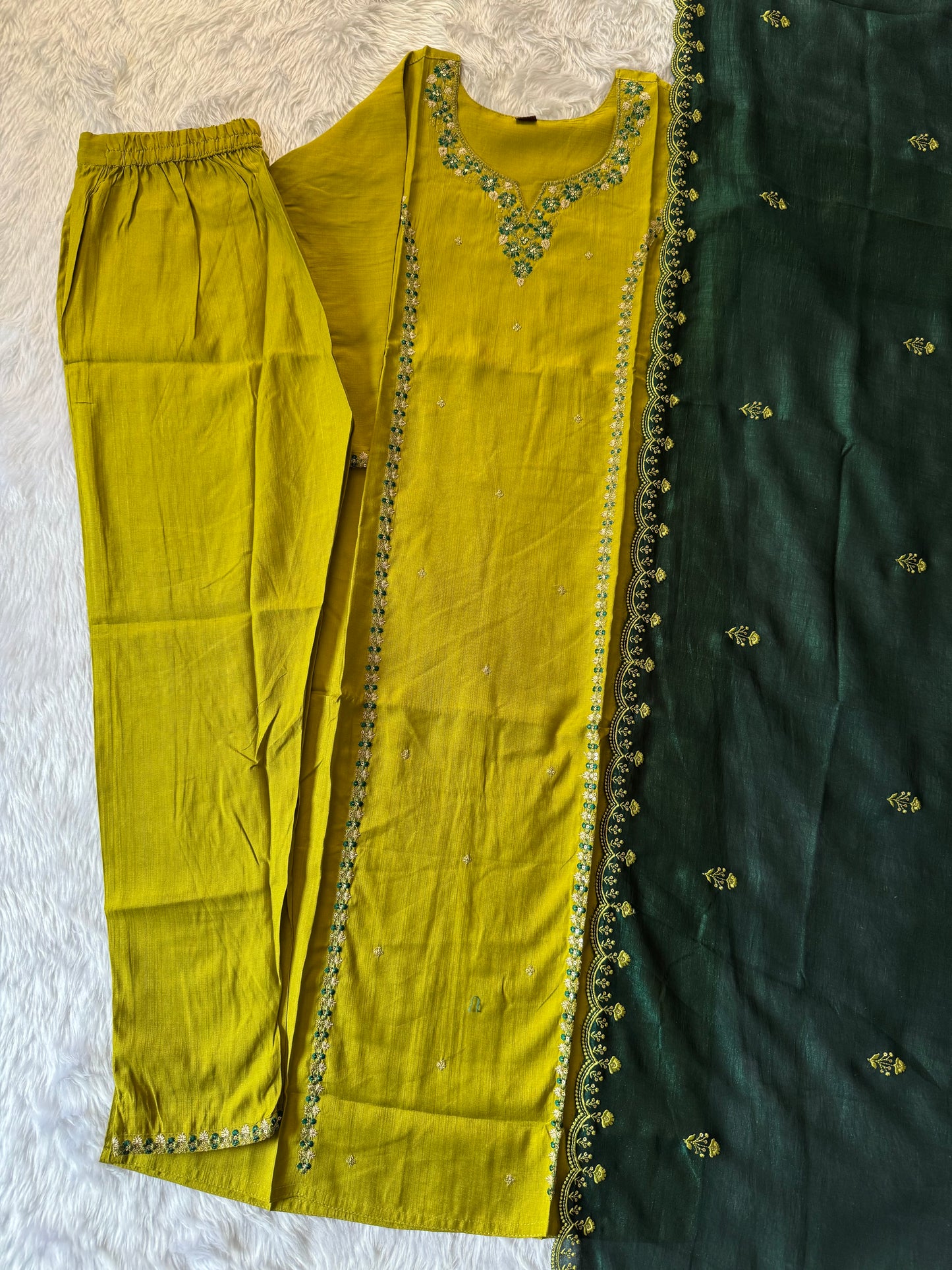 MD-154 Colour contrast article with embroidery thread work