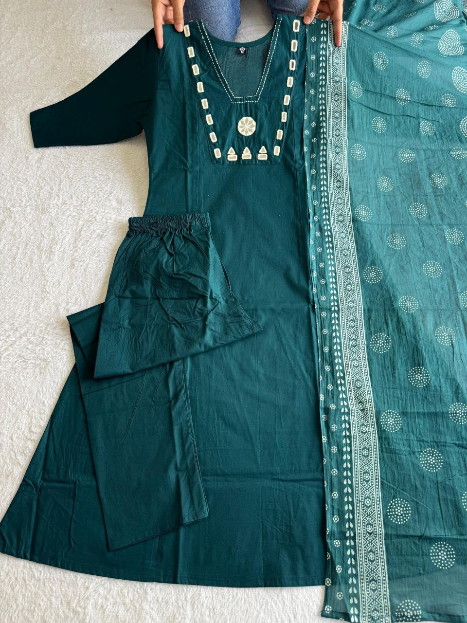 MD-230 This deep teal cotton set has a fantastic geometric vibe with those mirror-work patches and contrast stitching. It feels both regal and grounded💥🙈