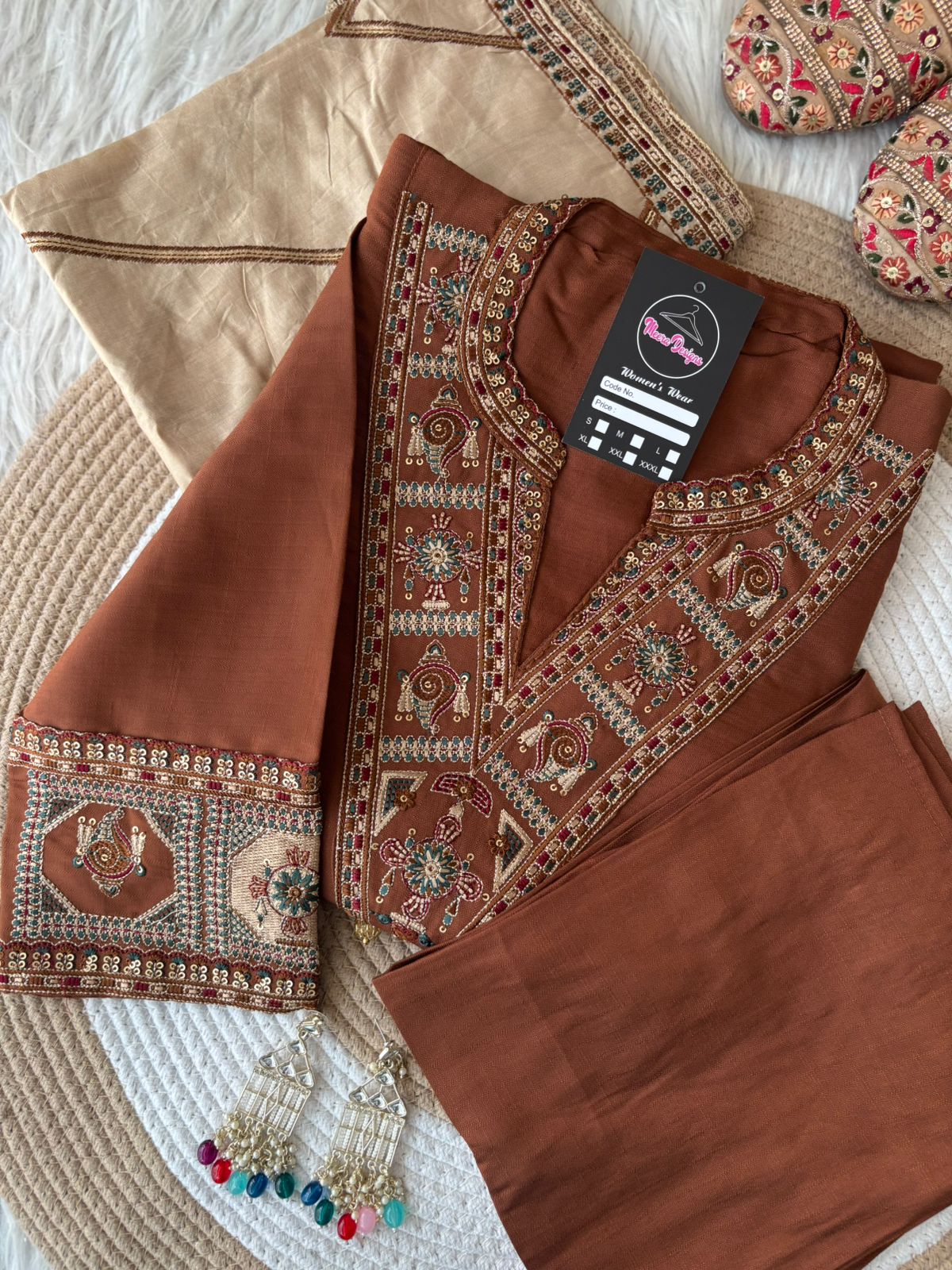 MD-279 ✨ New Arrival | Timeless Elegance ✨
🤍 Premium Fabric with exquisite embroidery & handwork
🌸 Gracefully designed for a sophisticated ethnic look