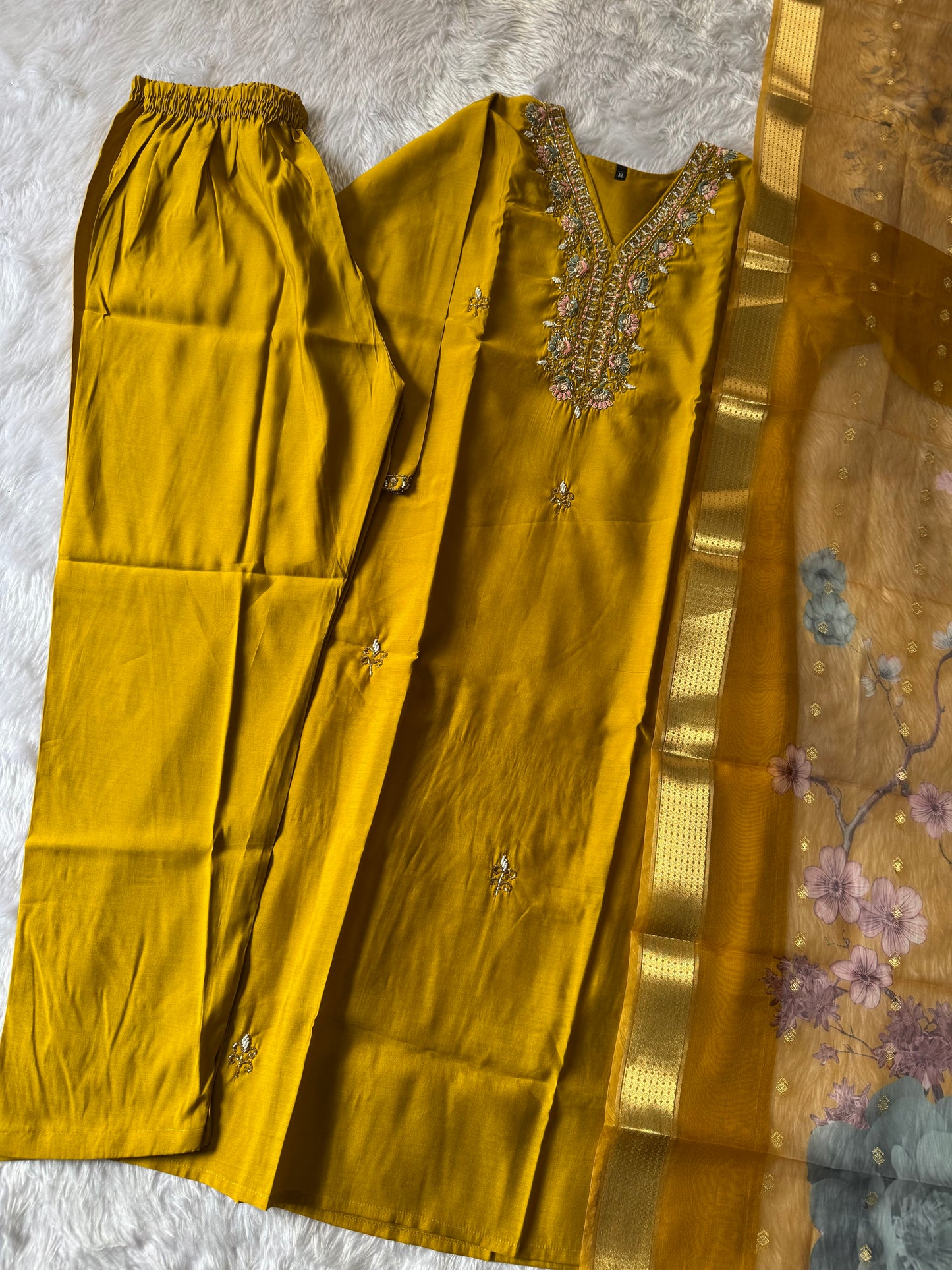 MD-182 Radiate festive elegance in this stunning suit set, featuring intricate zari embroidery and a rich organza dupatta with golden detailing — a perfect blend of tradition and grace. ✨💃