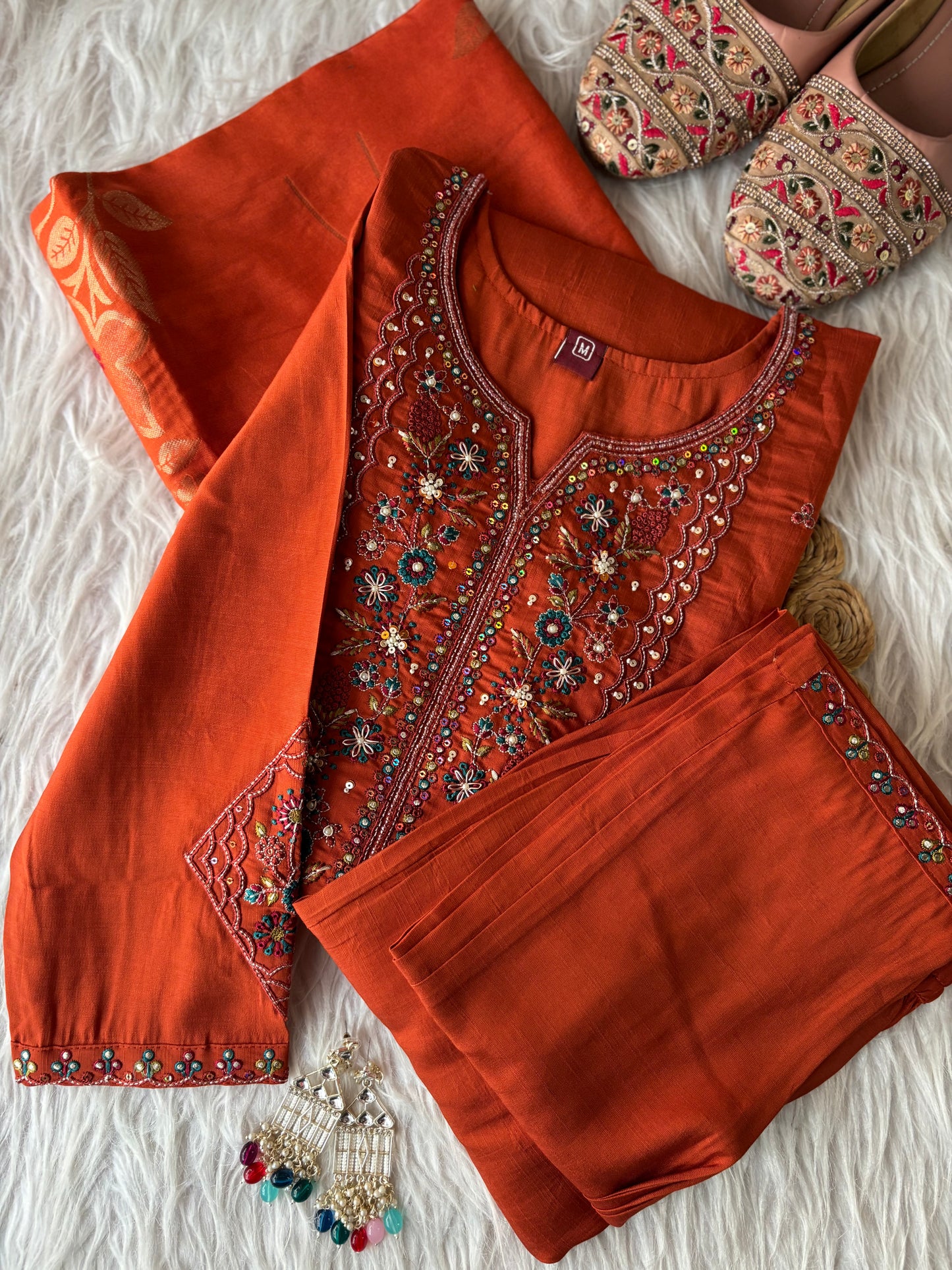 MD-218 Elegant traditional set featuring intricate floral embroidery on the neckline, paired with matching pants and a delicately woven dupatta — a perfect blend of grace and sophistication. 💚✨