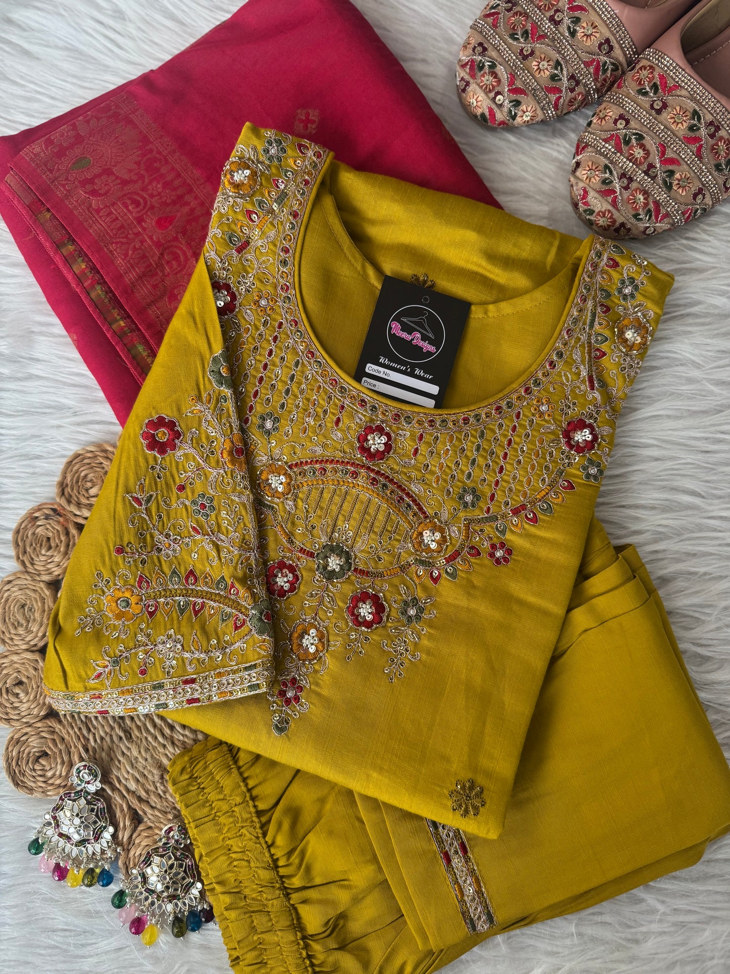 MD-193 This kurta steals the spotlight with its intricate threadwork and sequin embroidery — a radiant choice for festive flair and timeless elegance. 🌼