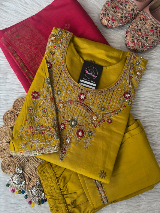 MD-193 This kurta steals the spotlight with its intricate threadwork and sequin embroidery — a radiant choice for festive flair and timeless elegance. 🌼
