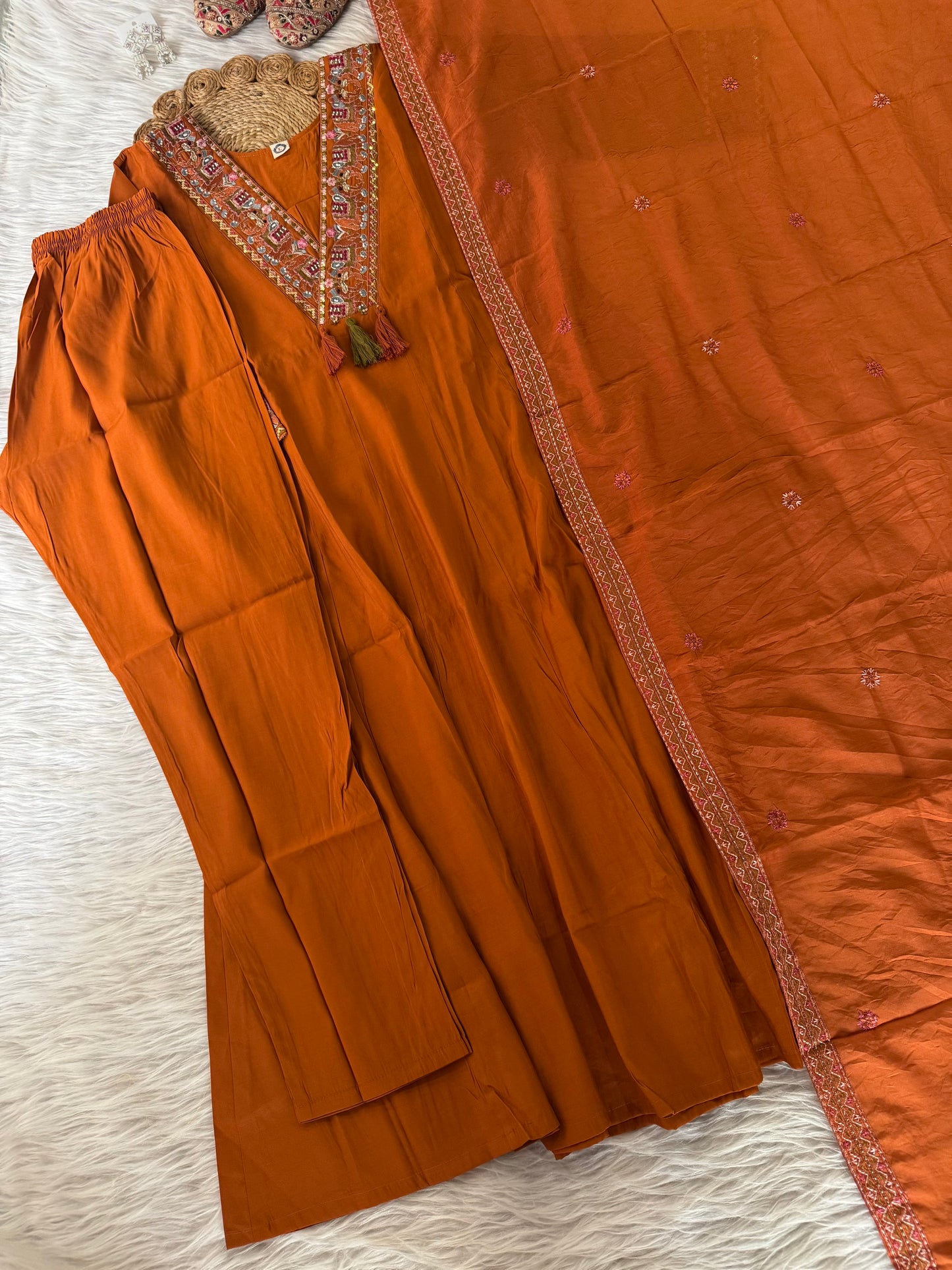 MD-199 A touch of tradition, a splash of elegance ✨
This ethnic set with intricate mirror and thread embroidery is a celebration of craftsmanship. Paired with matching juttis and statement earrings — perfect for festive charm and cultural flai