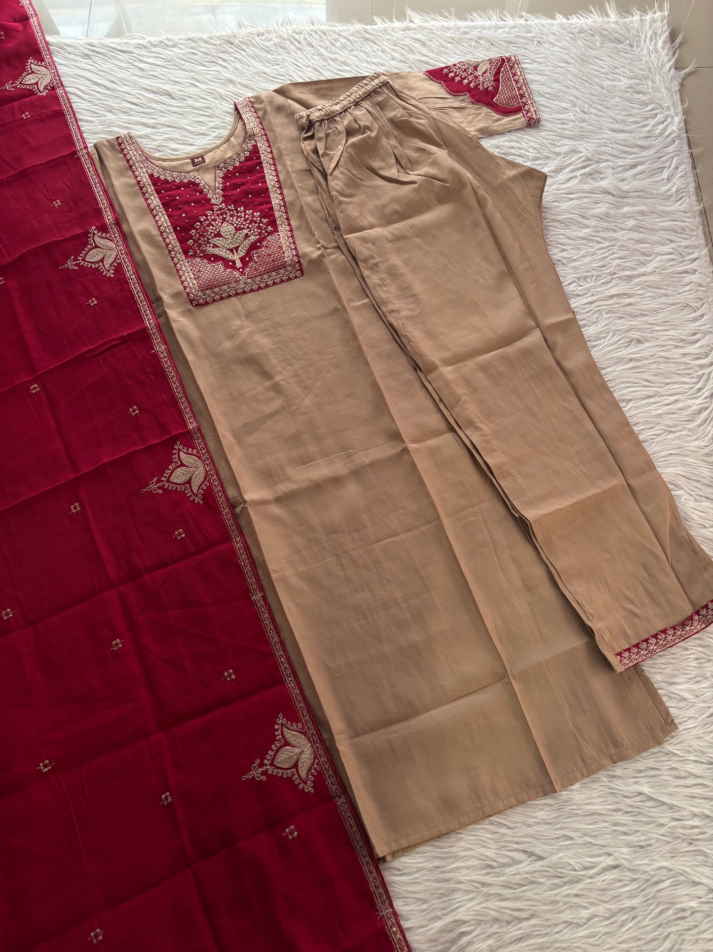 MD-219 Elegant and timeless 💙✨
A beautifully crafted traditional outfit featuring a soft sage  kurta paired with a dupatta, both adorned with intricate gold embroidery. Perfect for festive occasions or graceful everyday wear, this ens