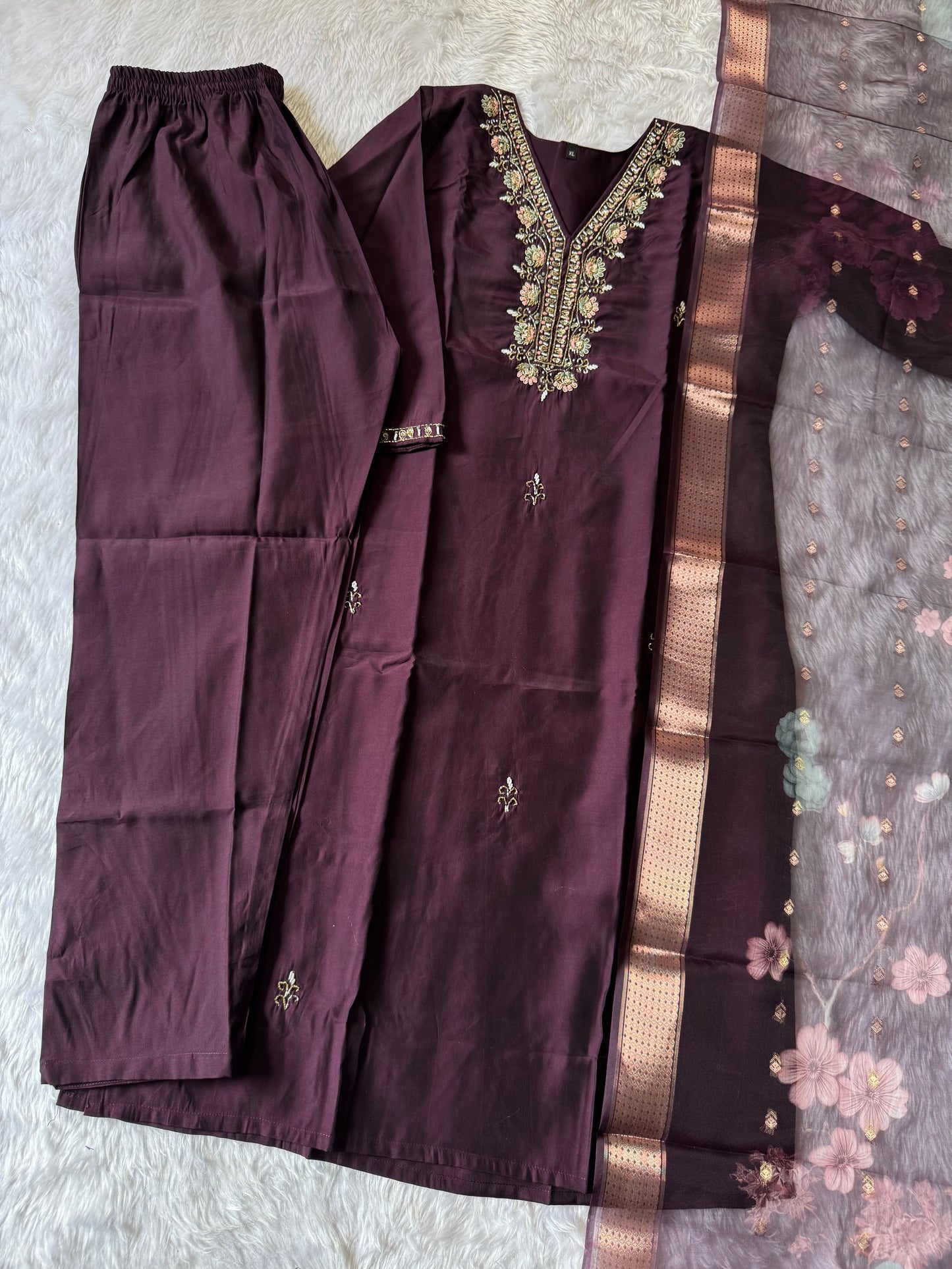 MD-182 Radiate festive elegance in this stunning suit set, featuring intricate zari embroidery and a rich organza dupatta with golden detailing — a perfect blend of tradition and grace. ✨💃
