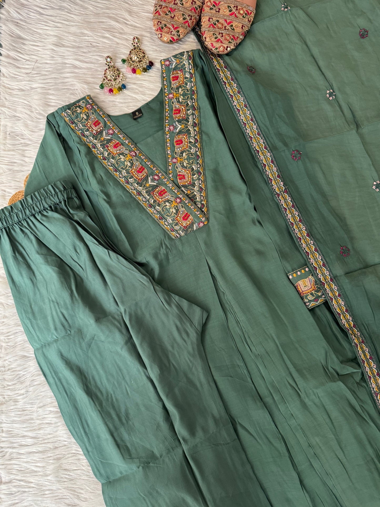 MD-206
"Grace in every detail 🌿✨ Elegant green with intricate embroidery – a perfect blend of tradition