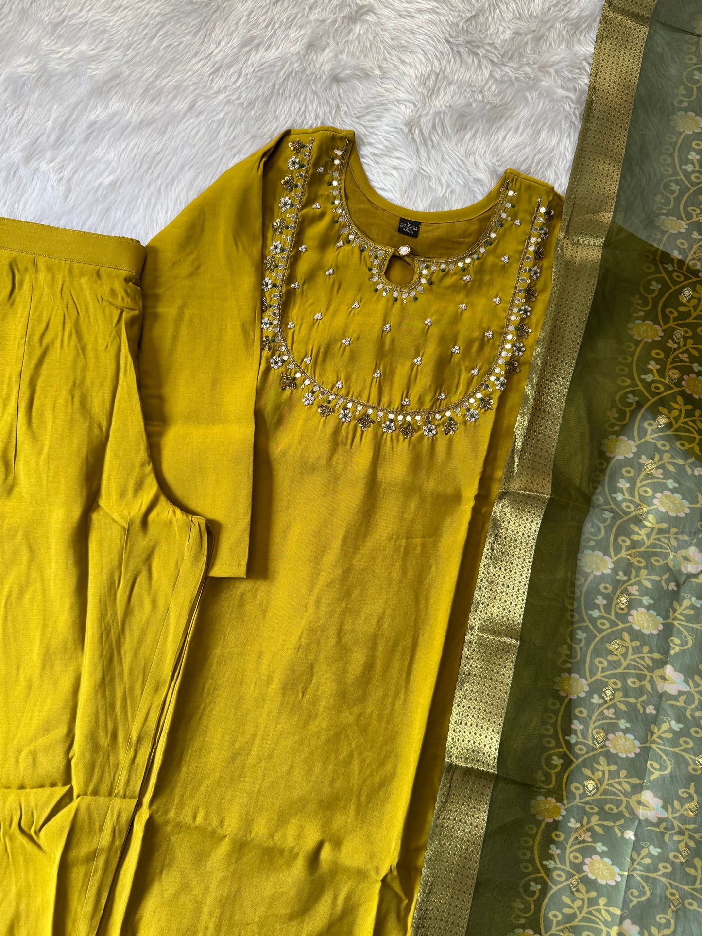 MD-151 Super trending design for special occasion