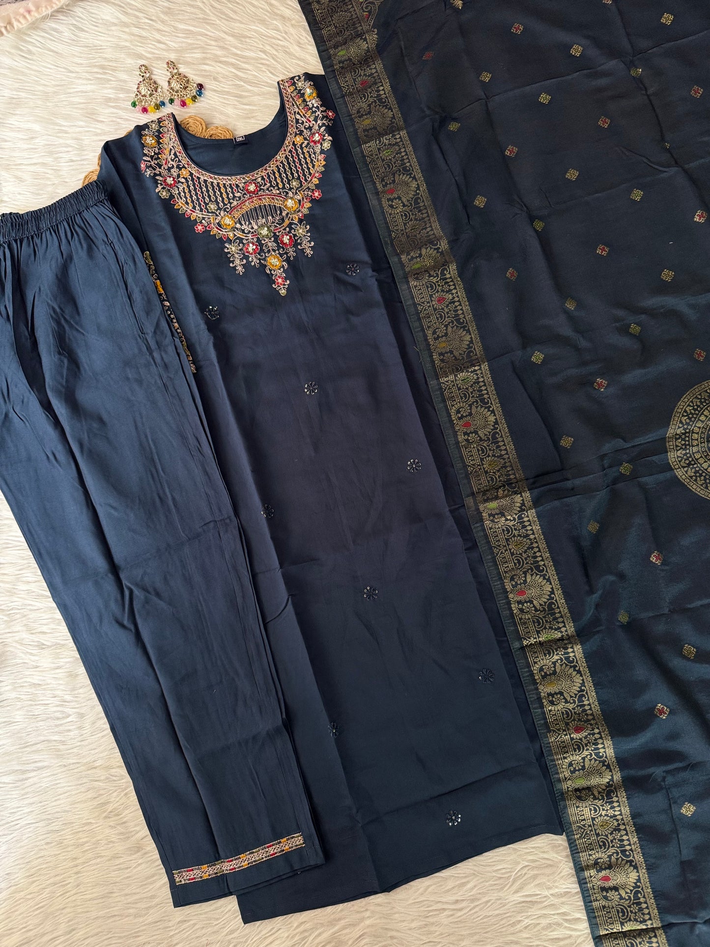 MD-193 This kurta steals the spotlight with its intricate threadwork and sequin embroidery — a radiant choice for festive flair and timeless elegance. 🌼