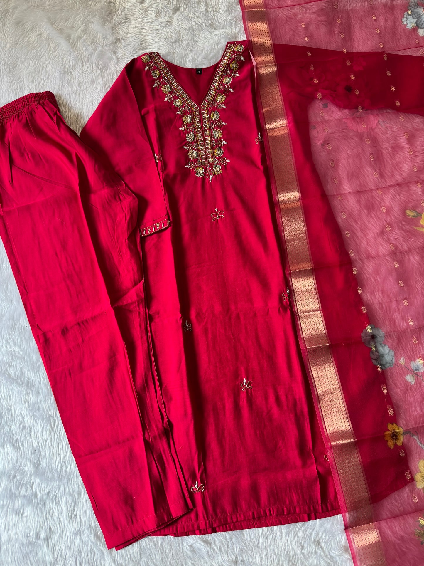 MD-182 Radiate festive elegance in this stunning suit set, featuring intricate zari embroidery and a rich organza dupatta with golden detailing — a perfect blend of tradition and grace. ✨💃