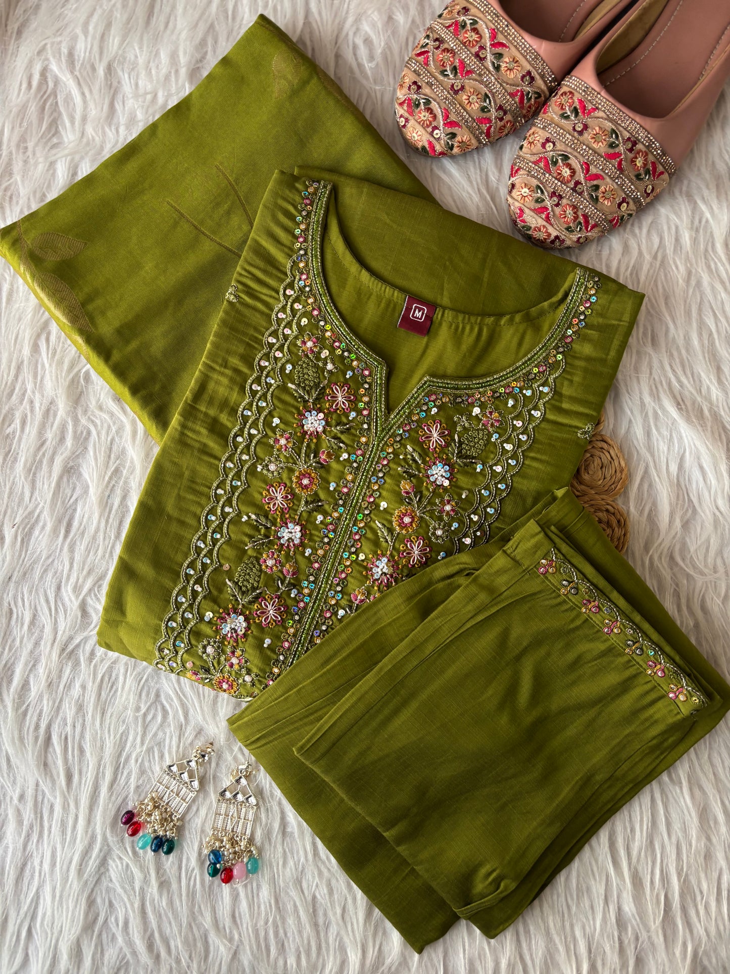MD-218 Elegant traditional set featuring intricate floral embroidery on the neckline, paired with matching pants and a delicately woven dupatta — a perfect blend of grace and sophistication. 💚✨