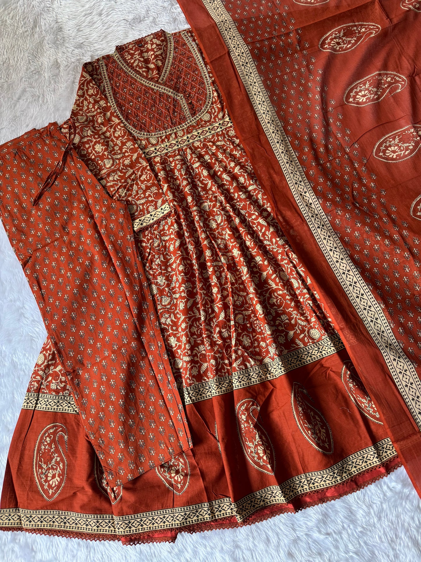 MD-183 elegance meets timeless tradition 🌺✨
This beautifully printed suit set features intricate floral and paisley motifs with delicate gota-inspired borders — perfect for festive gatherings or a graceful day look.