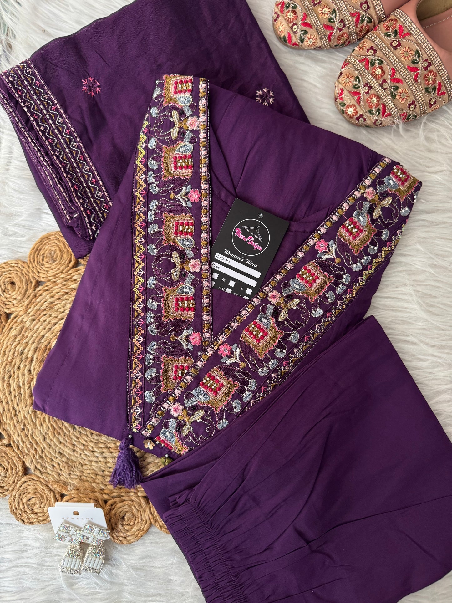 MD-199 A touch of tradition, a splash of elegance ✨
This ethnic set with intricate mirror and thread embroidery is a celebration of craftsmanship. Paired with matching juttis and statement earrings — perfect for festive charm and cultural flai