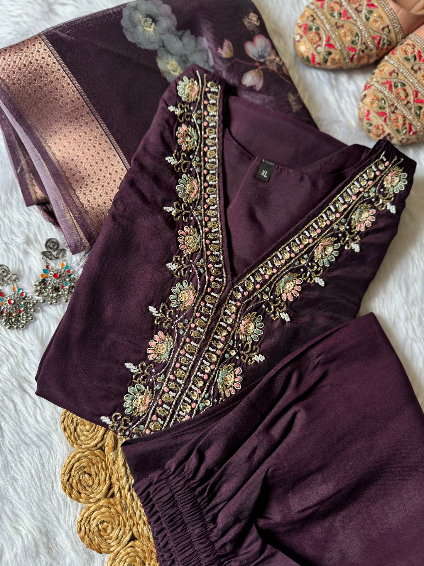 MD-182 Radiate festive elegance in this stunning suit set, featuring intricate zari embroidery and a rich organza dupatta with golden detailing — a perfect blend of tradition and grace. ✨💃