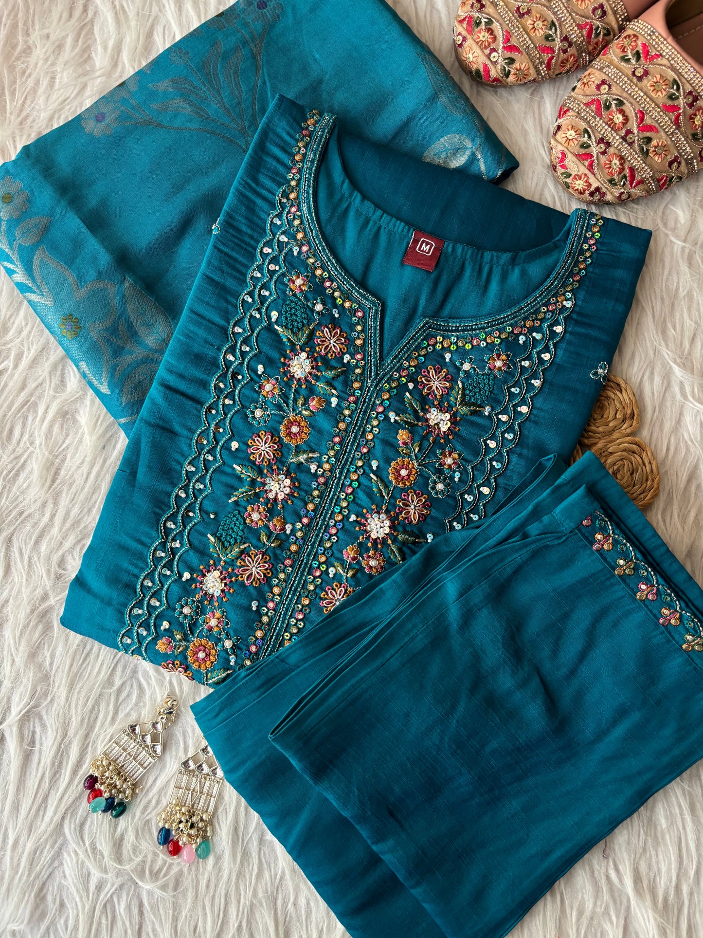 MD-218 Elegant traditional set featuring intricate floral embroidery on the neckline, paired with matching pants and a delicately woven dupatta — a perfect blend of grace and sophistication. 💚✨