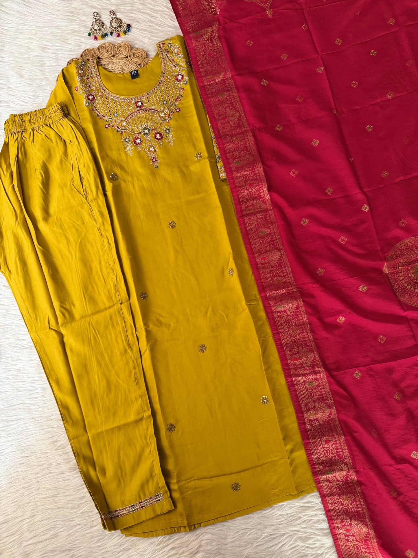 MD-193 This kurta steals the spotlight with its intricate threadwork and sequin embroidery — a radiant choice for festive flair and timeless elegance. 🌼
