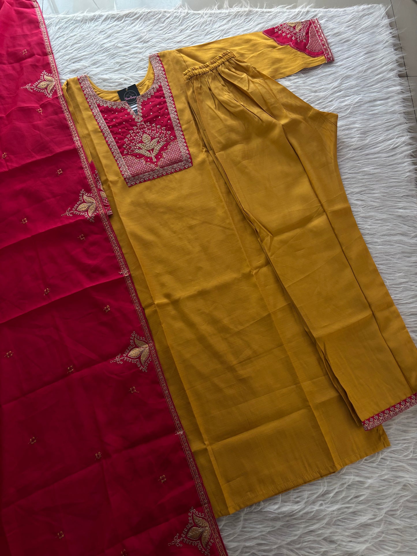 MD-219 Elegant and timeless 💙✨
A beautifully crafted traditional outfit featuring a soft sage  kurta paired with a dupatta, both adorned with intricate gold embroidery. Perfect for festive occasions or graceful everyday wear, this ens