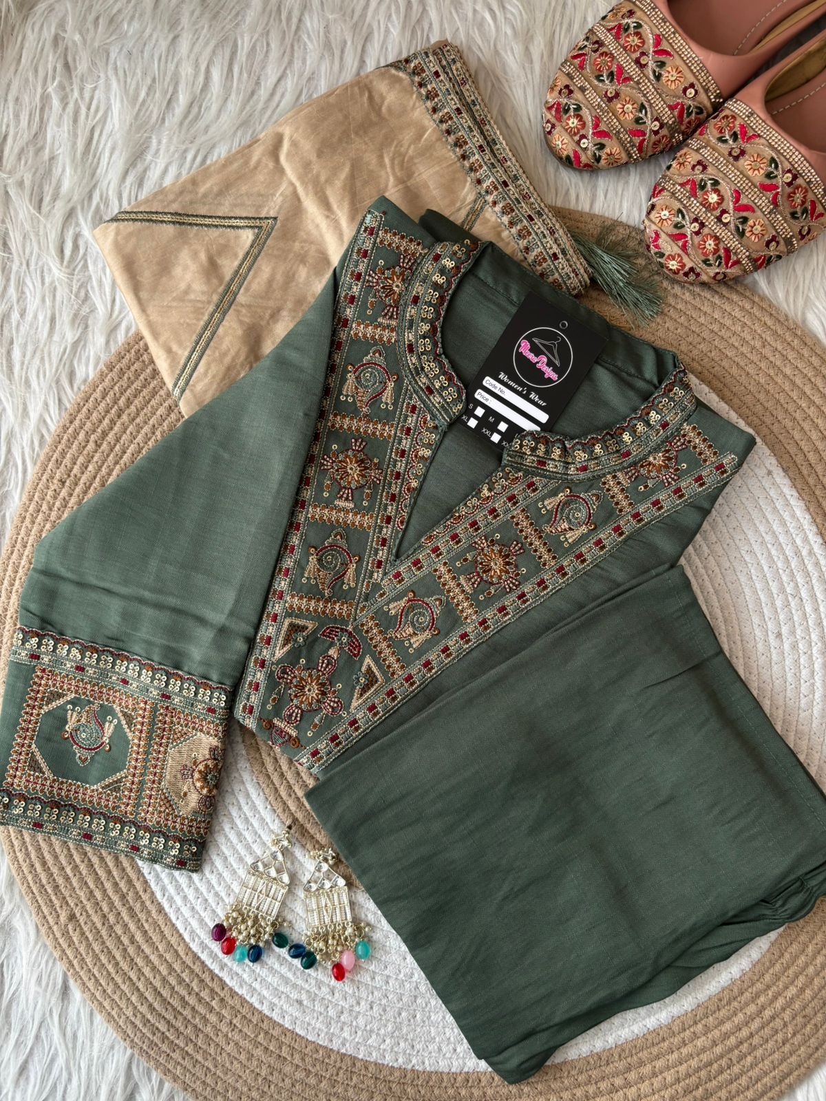 MD-279 ✨ New Arrival | Timeless Elegance ✨
🤍 Premium Fabric with exquisite embroidery & handwork
🌸 Gracefully designed for a sophisticated ethnic look