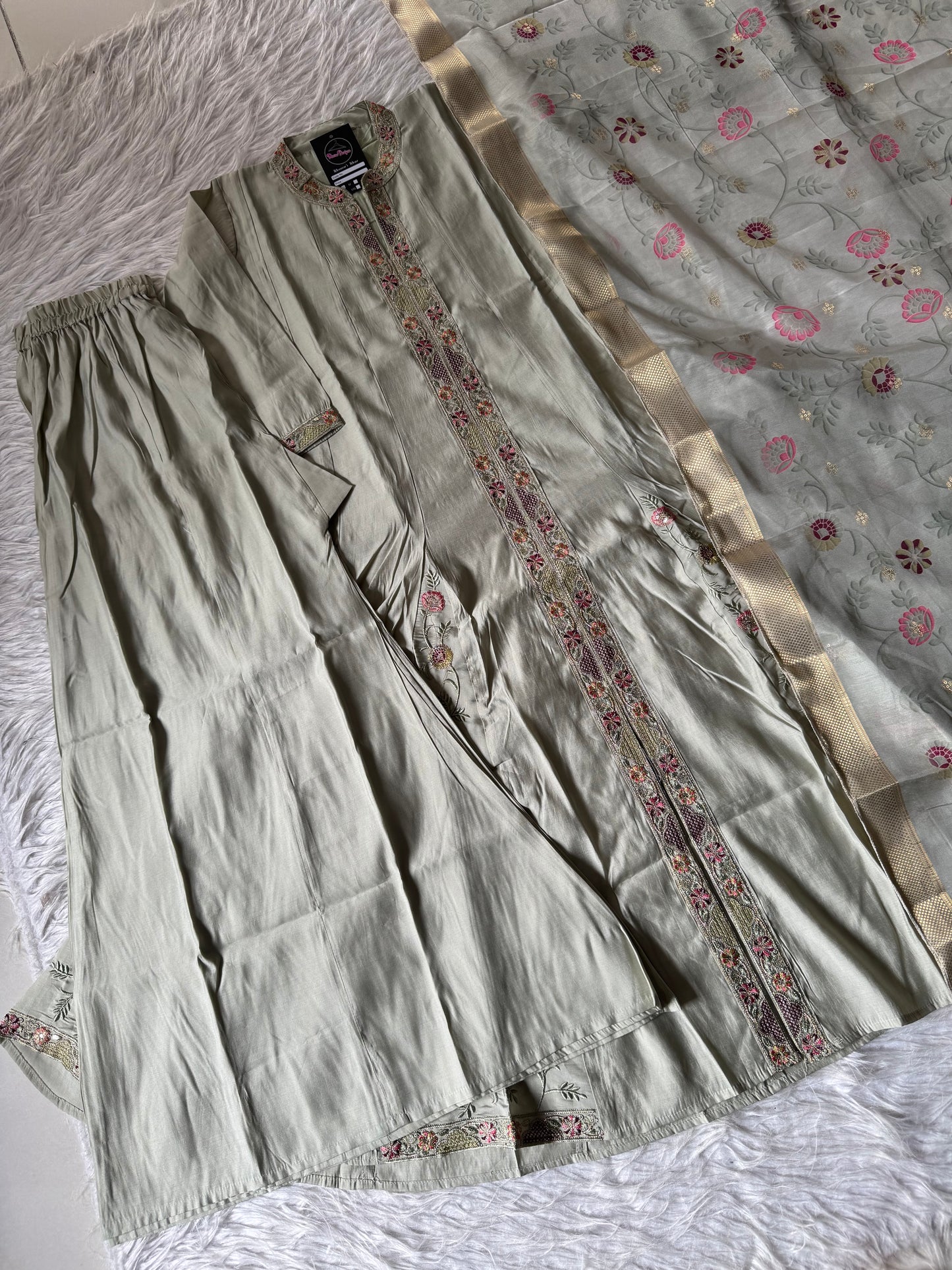 MD-200 A charming mauve kurta set adorned with intricate embroidery and a beautifully woven floral dupatta — perfect for elegant celebrations and timeless style.