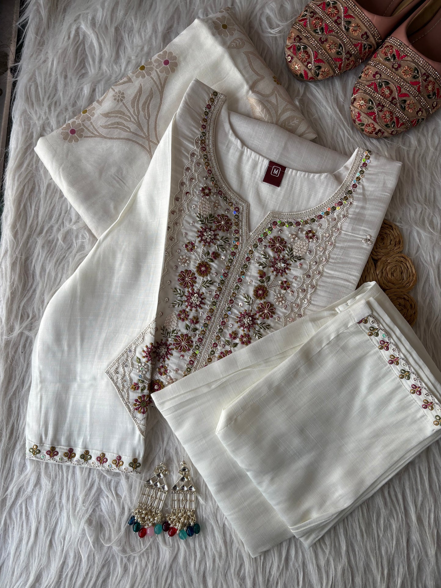 MD-218 Elegant traditional set featuring intricate floral embroidery on the neckline, paired with matching pants and a delicately woven dupatta — a perfect blend of grace and sophistication. 💚✨