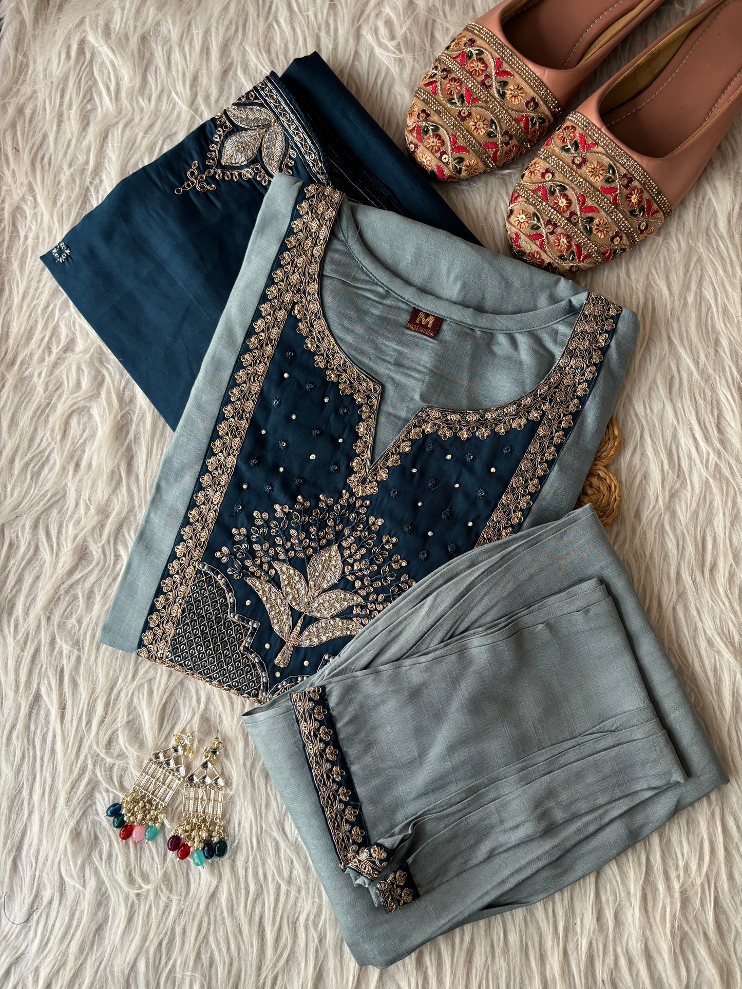 MD-219 Elegant and timeless 💙✨
A beautifully crafted traditional outfit featuring a soft sage  kurta paired with a dupatta, both adorned with intricate gold embroidery. Perfect for festive occasions or graceful everyday wear, this ens