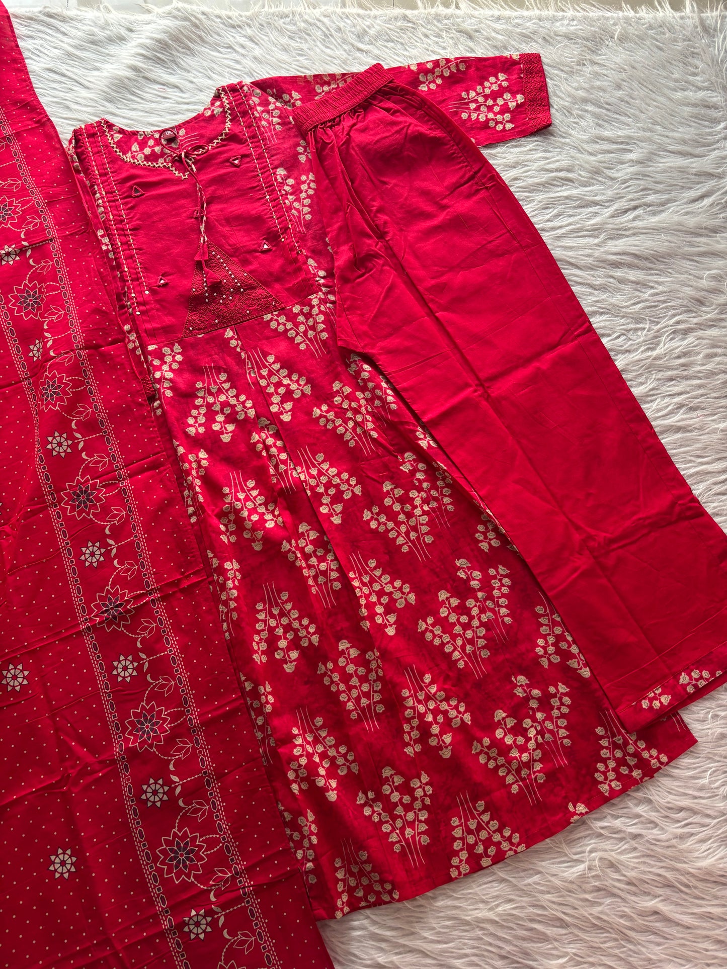 MD-253 Golden threads and soft whispers of fabric—where tradition meets quiet elegance. ✨