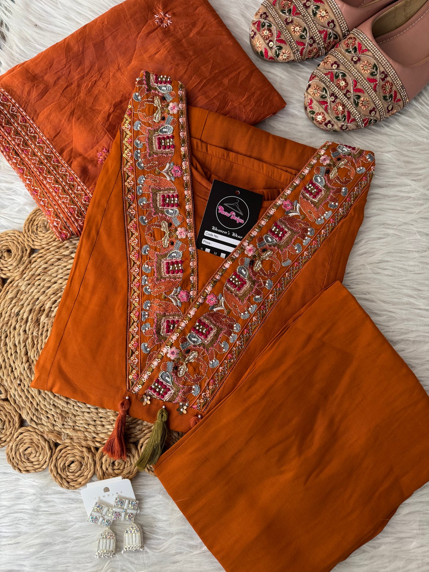 MD-199 A touch of tradition, a splash of elegance ✨
This ethnic set with intricate mirror and thread embroidery is a celebration of craftsmanship. Paired with matching juttis and statement earrings — perfect for festive charm and cultural flai