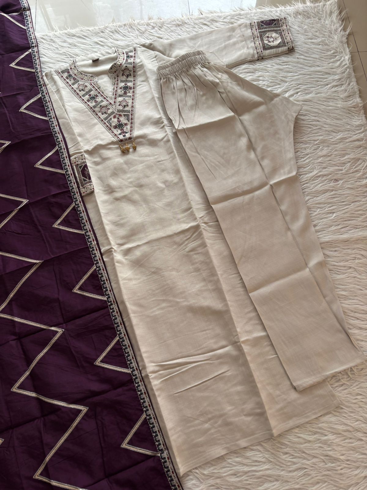 MD-279 ✨ New Arrival | Timeless Elegance ✨
🤍 Premium Fabric with exquisite embroidery & handwork
🌸 Gracefully designed for a sophisticated ethnic look
