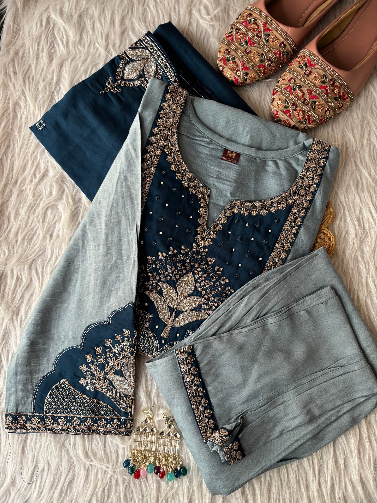 MD-219 Elegant and timeless 💙✨
A beautifully crafted traditional outfit featuring a soft sage  kurta paired with a dupatta, both adorned with intricate gold embroidery. Perfect for festive occasions or graceful everyday wear, this ens
