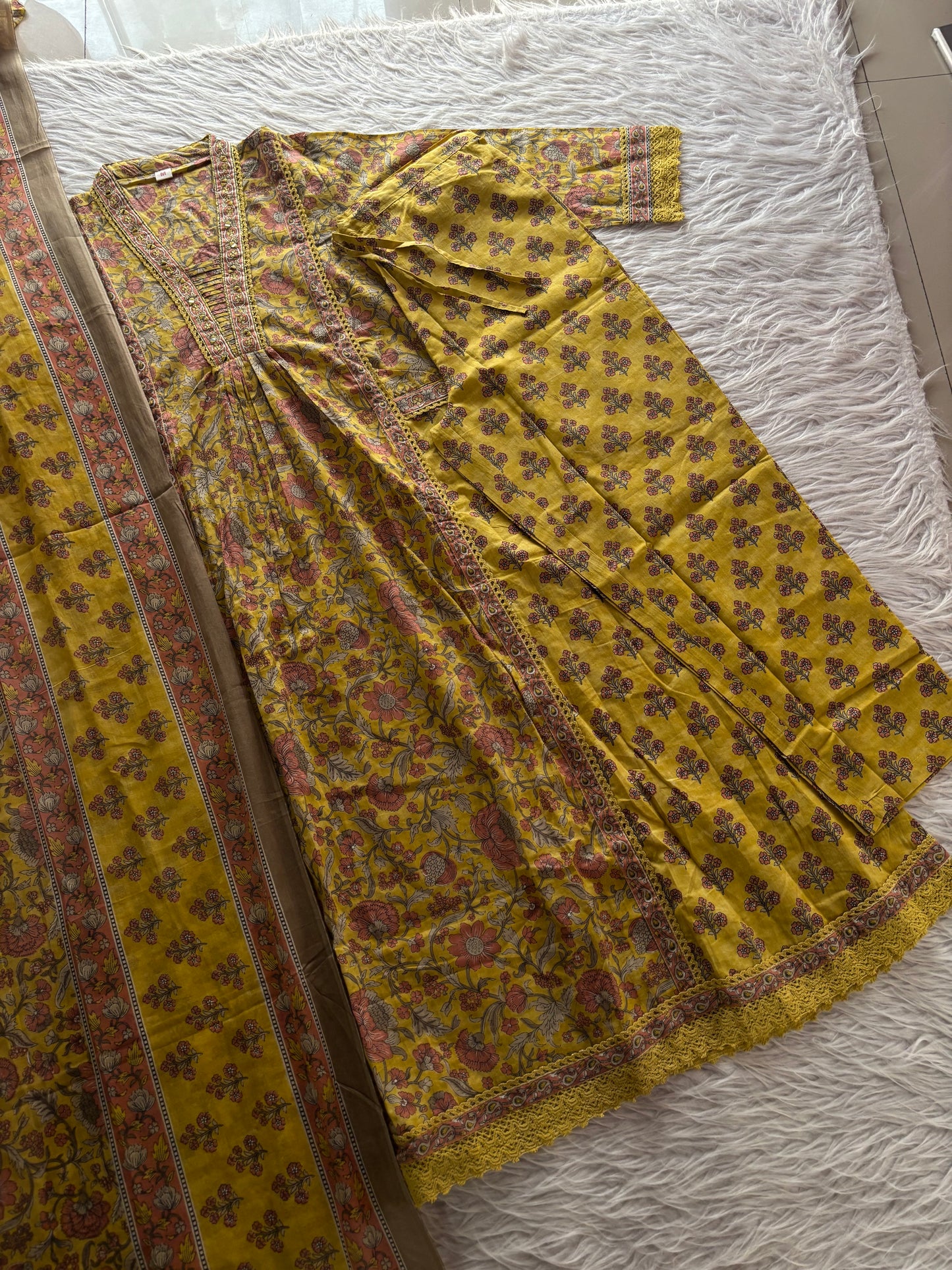 MD-250 Embrace the timeless charm of florals. This mustard yellow suit set features intricate patterns and delicate lace detailing—perfect for making a graceful statement. ✨
