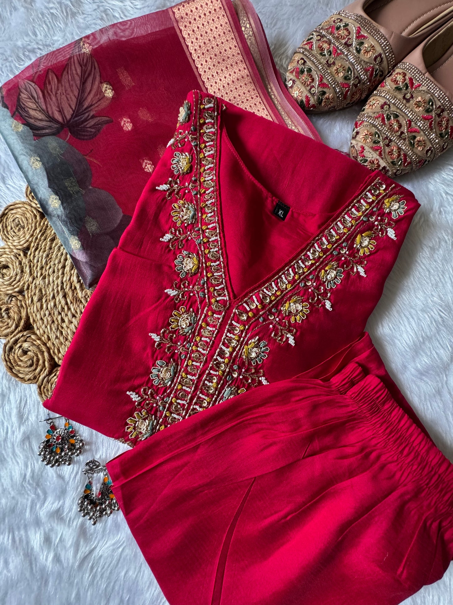 MD-182 Radiate festive elegance in this stunning suit set, featuring intricate zari embroidery and a rich organza dupatta with golden detailing — a perfect blend of tradition and grace. ✨💃