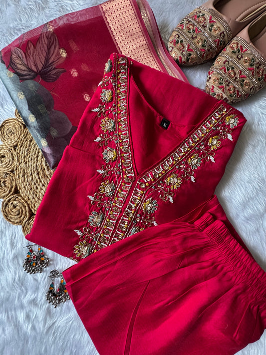 MD-182 Radiate festive elegance in this stunning suit set, featuring intricate zari embroidery and a rich organza dupatta with golden detailing — a perfect blend of tradition and grace. ✨💃