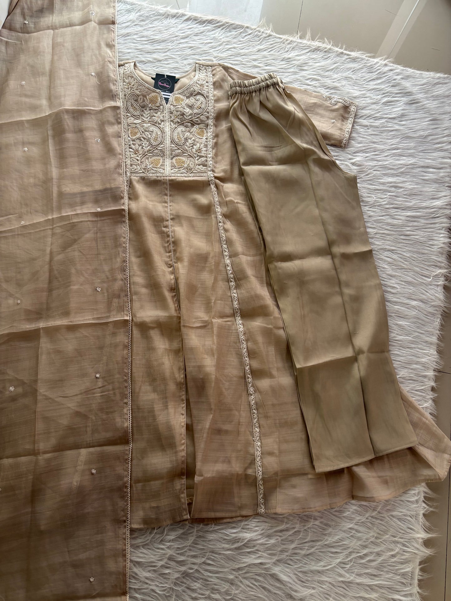 MD-256 That is a stunning ensemble! It has a very refined, "understated luxury" vibe. Here is a caption you could use for it