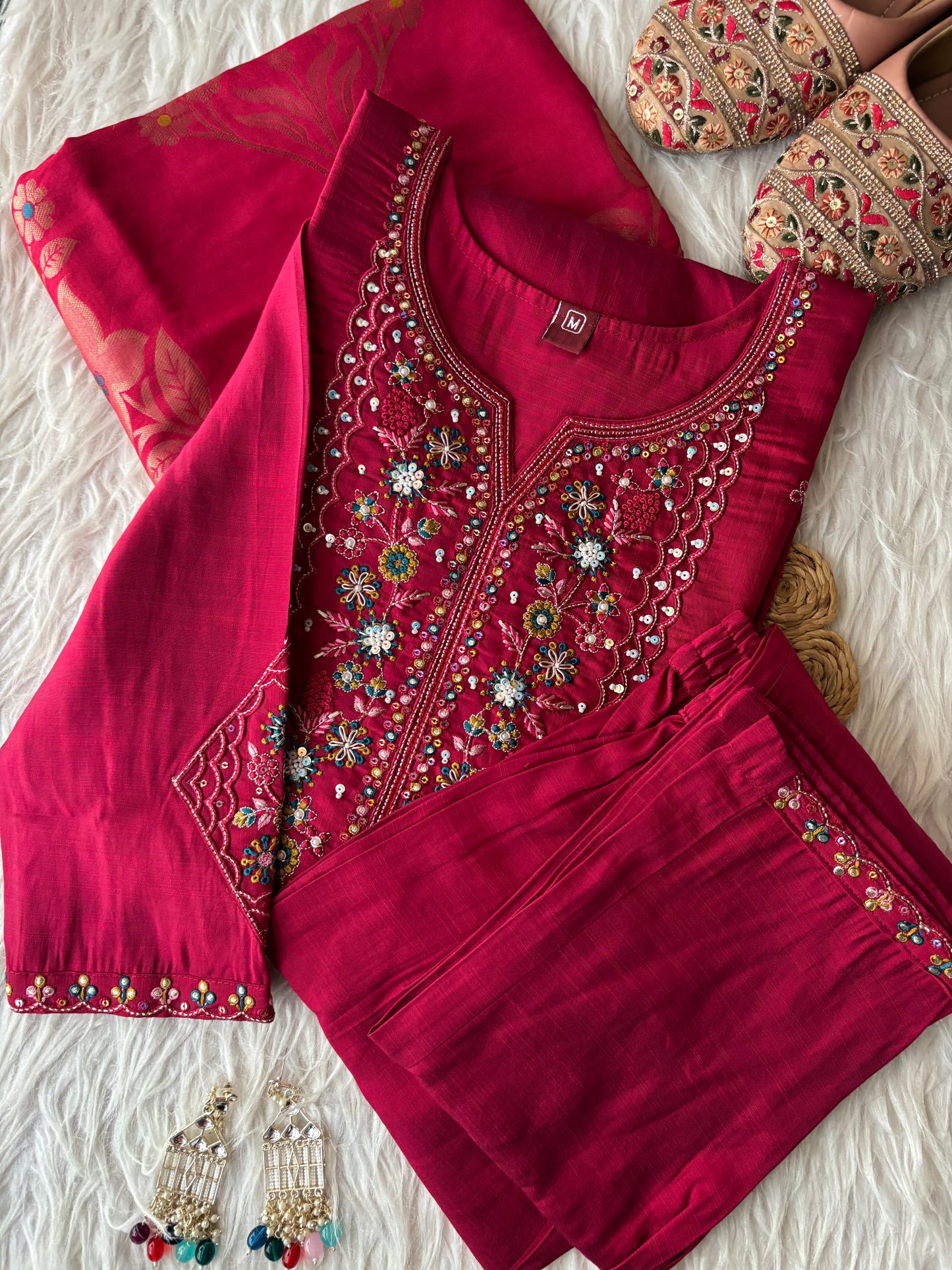 MD-218 Elegant traditional set featuring intricate floral embroidery on the neckline, paired with matching pants and a delicately woven dupatta — a perfect blend of grace and sophistication. 💚✨
