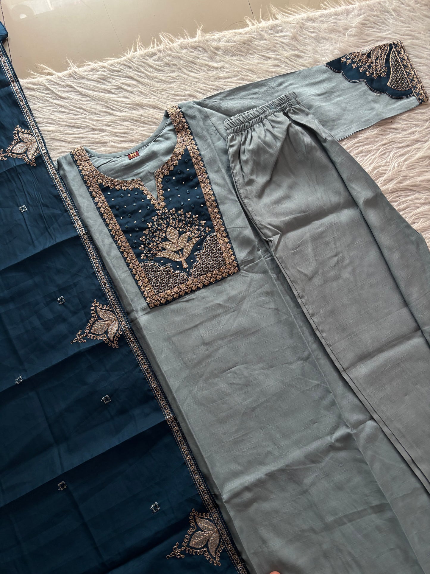 MD-219 Elegant and timeless 💙✨
A beautifully crafted traditional outfit featuring a soft sage  kurta paired with a dupatta, both adorned with intricate gold embroidery. Perfect for festive occasions or graceful everyday wear, this ens
